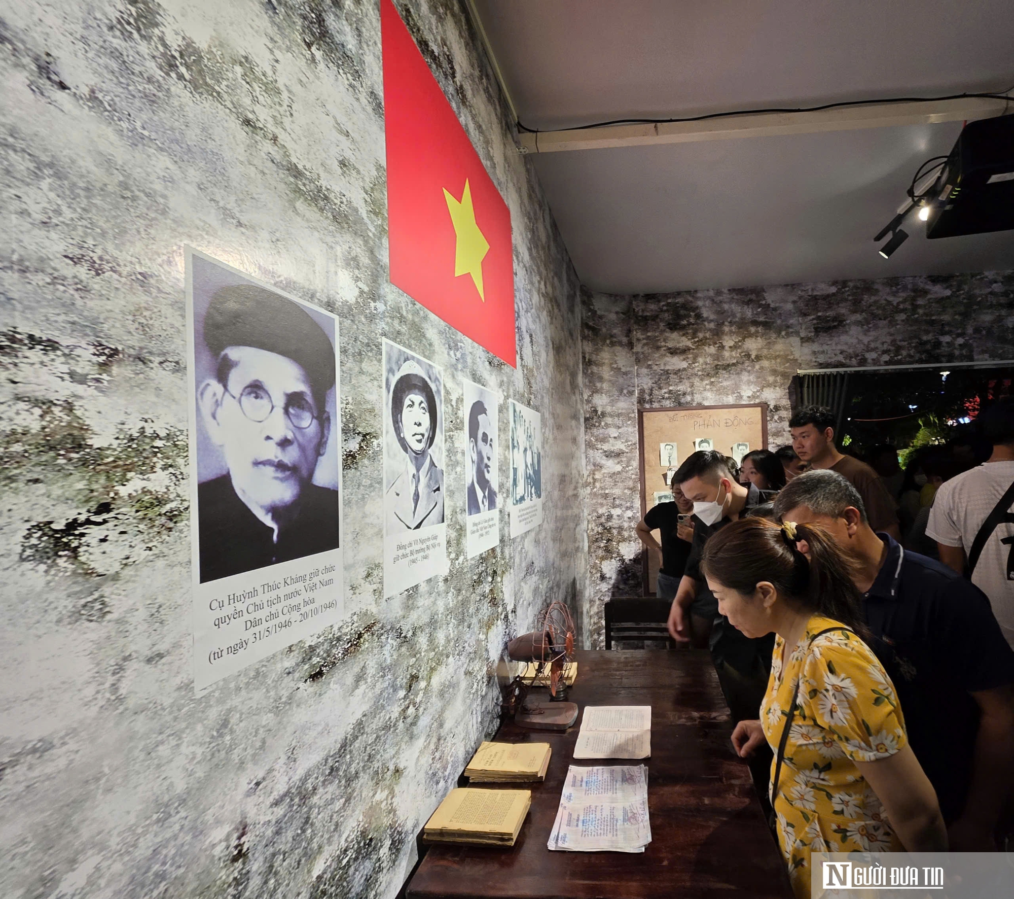 Người d&acirc;n, du kh&aacute;ch trải nghiệm "bức tường an ninh", h&ograve;a m&igrave;nh v&agrave;o &ldquo;Tổ quốc b&igrave;nh y&ecirc;n&rdquo; ở Đ&agrave; Nẵng- Ảnh 2.