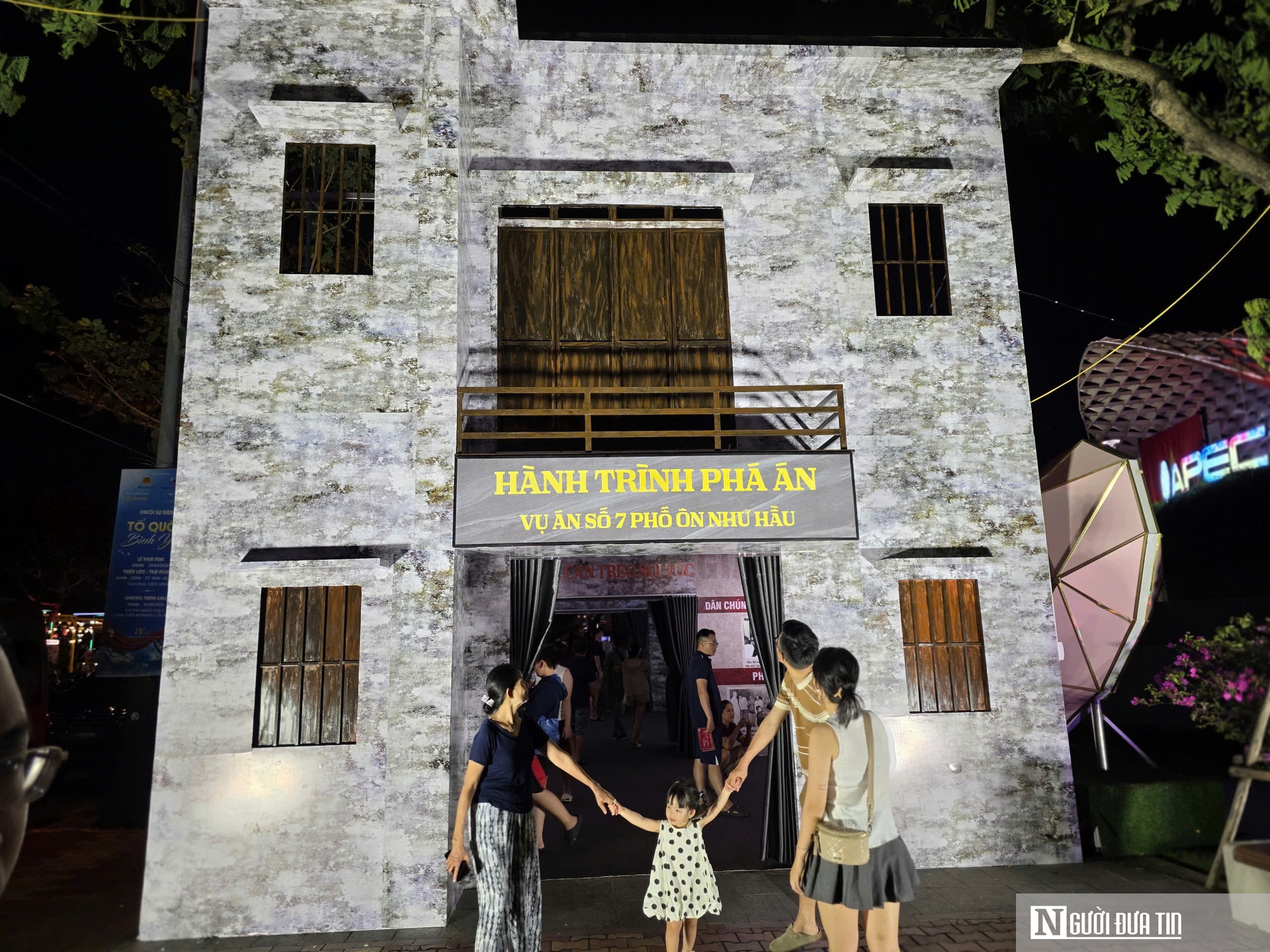 Người d&acirc;n, du kh&aacute;ch trải nghiệm "bức tường an ninh", h&ograve;a m&igrave;nh v&agrave;o &ldquo;Tổ quốc b&igrave;nh y&ecirc;n&rdquo; ở Đ&agrave; Nẵng- Ảnh 8.