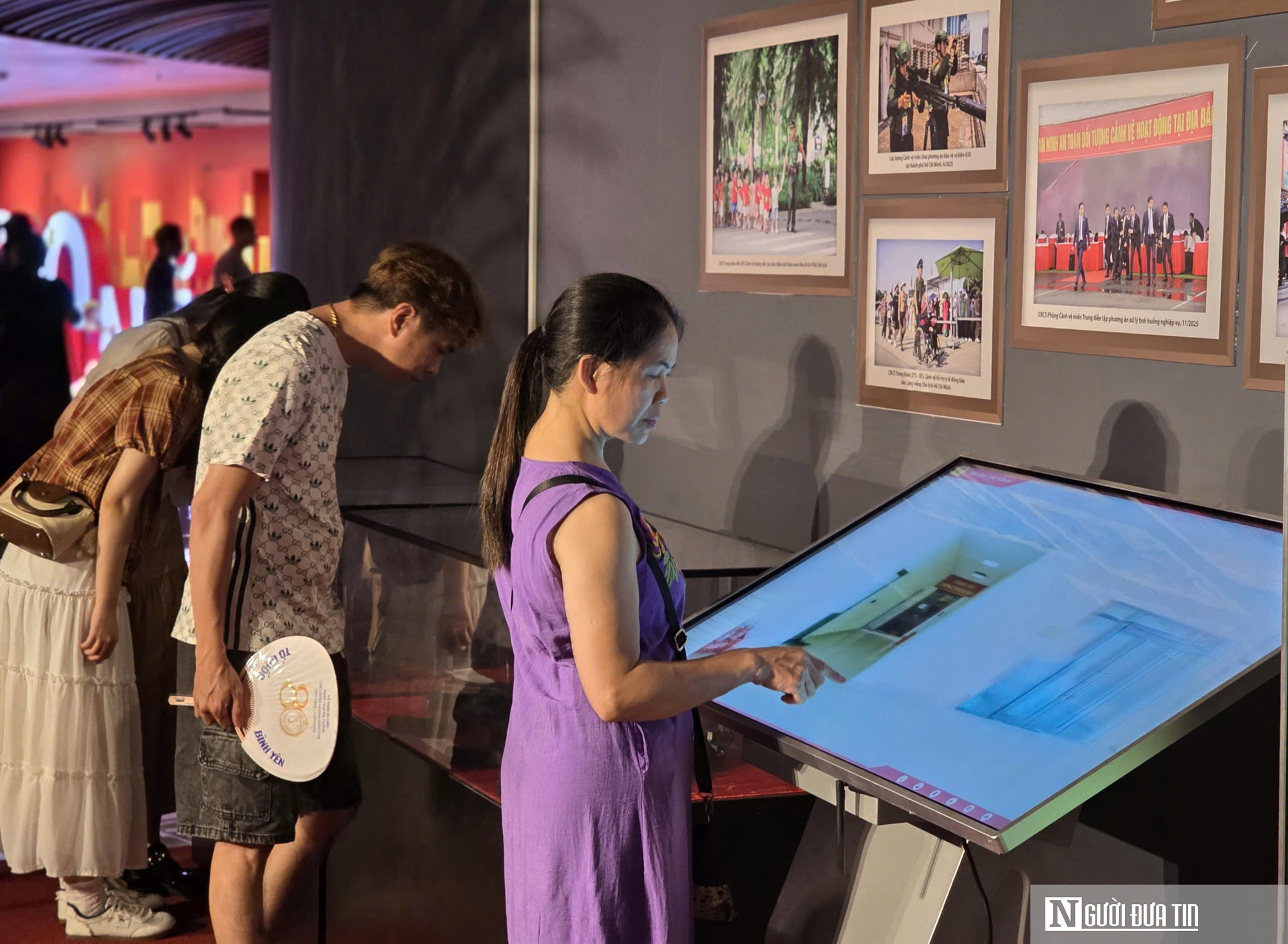 Người d&acirc;n, du kh&aacute;ch trải nghiệm "bức tường an ninh", h&ograve;a m&igrave;nh v&agrave;o &ldquo;Tổ quốc b&igrave;nh y&ecirc;n&rdquo; ở Đ&agrave; Nẵng- Ảnh 16.