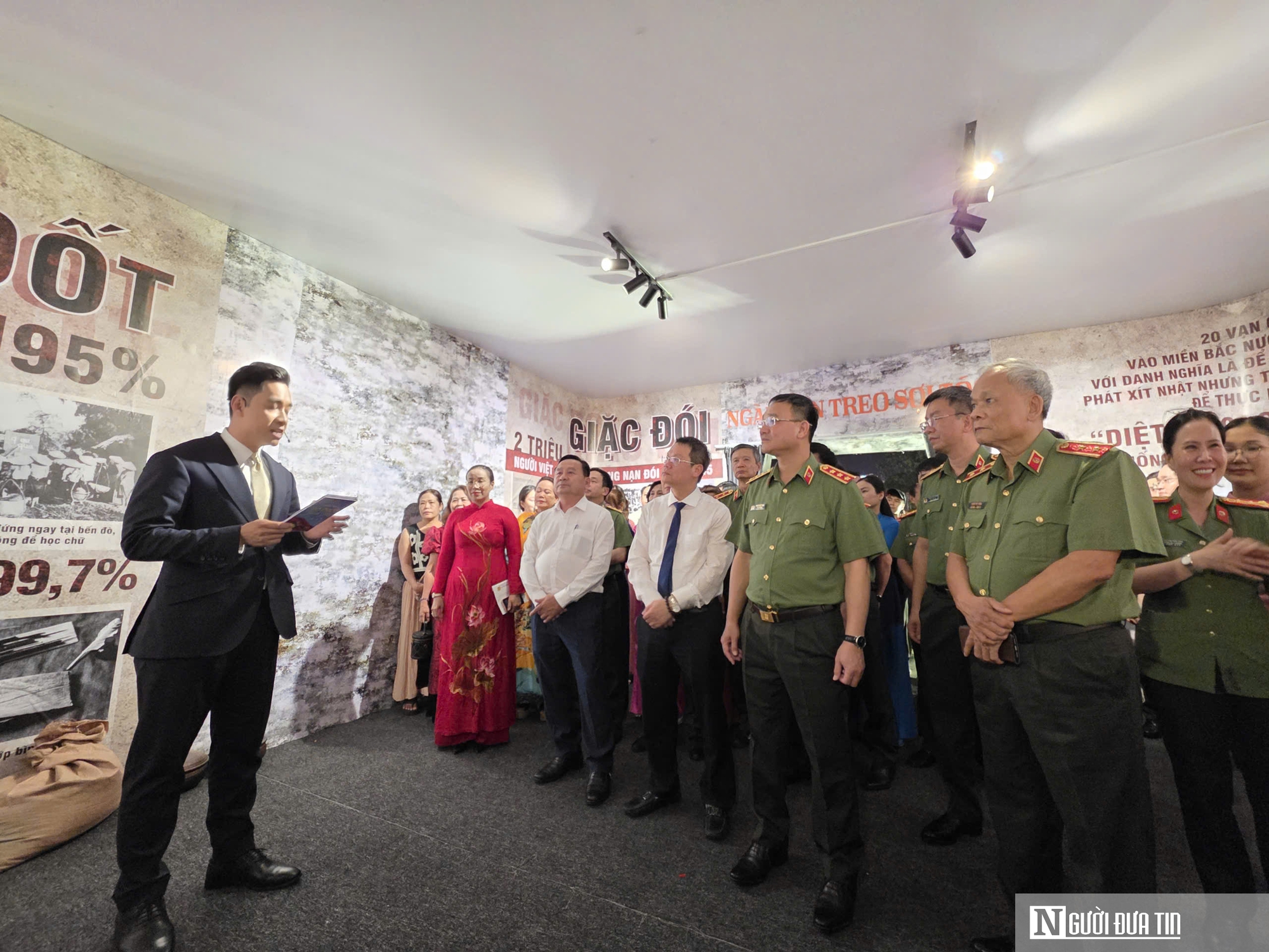 Người d&acirc;n, du kh&aacute;ch trải nghiệm "bức tường an ninh", h&ograve;a m&igrave;nh v&agrave;o &ldquo;Tổ quốc b&igrave;nh y&ecirc;n&rdquo; ở Đ&agrave; Nẵng- Ảnh 21.