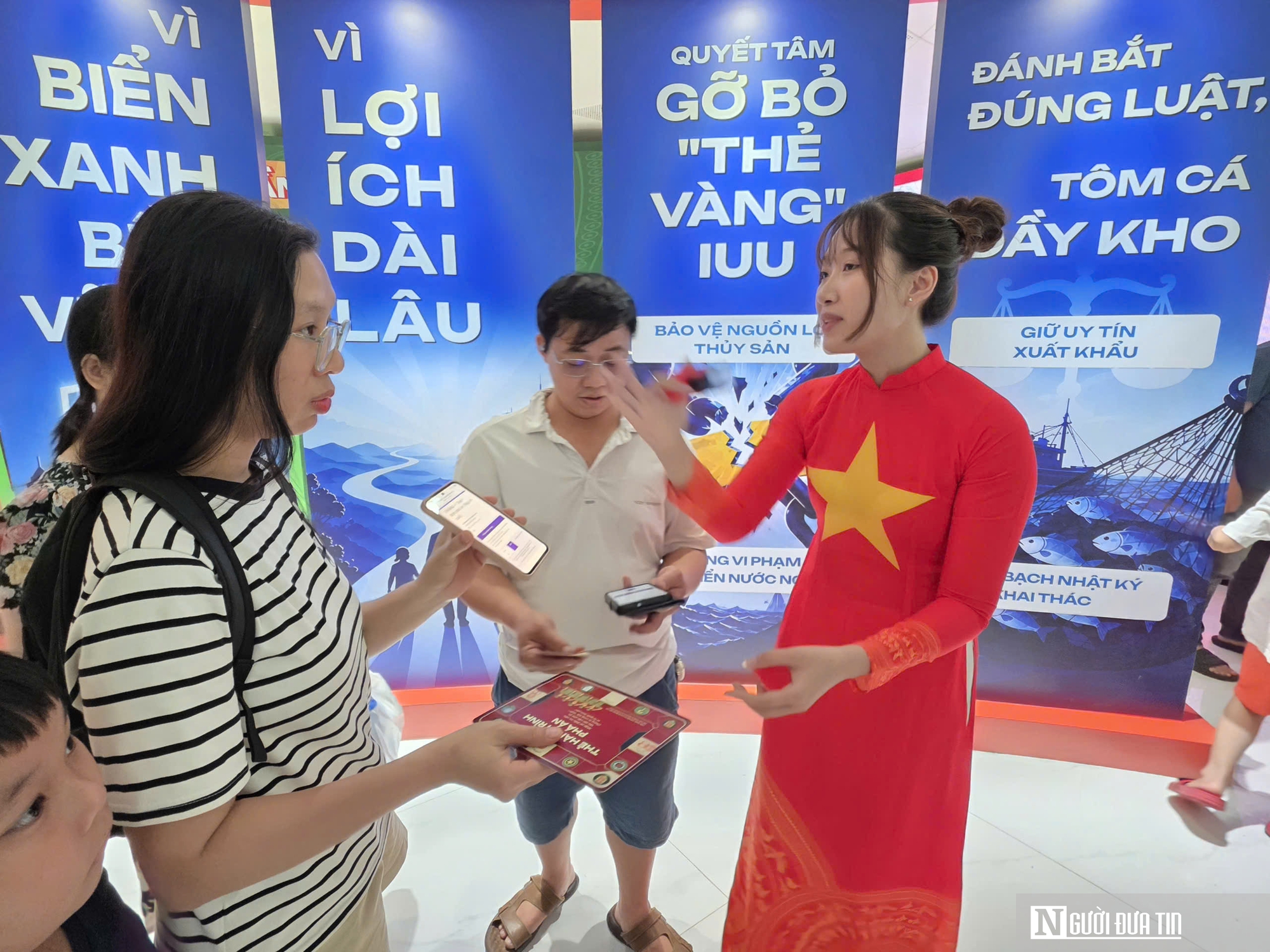 Người dân, du khách trải nghiệm 