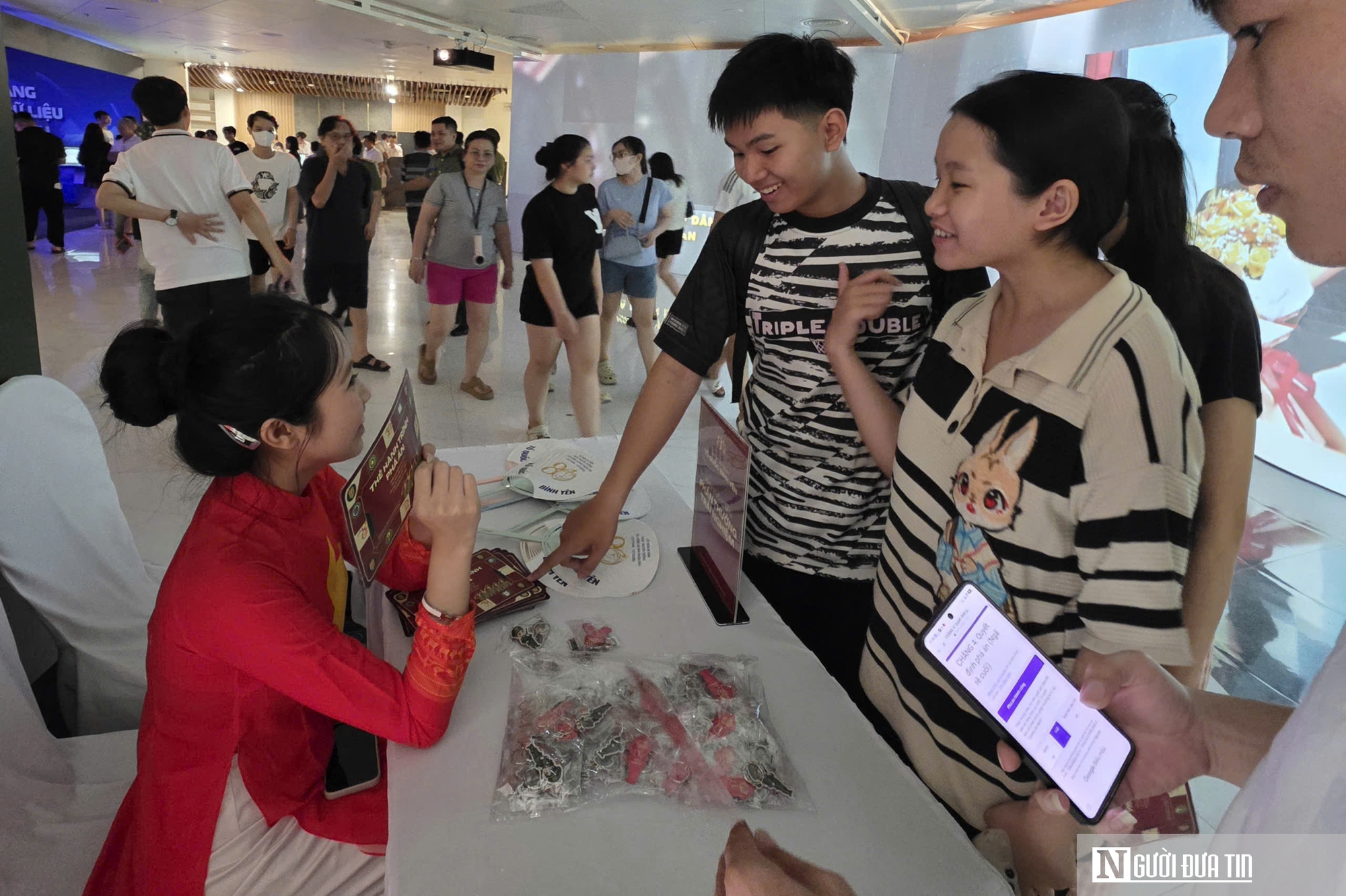 Người dân, du khách trải nghiệm 