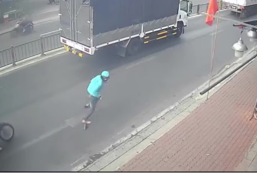 Mặc đồng phục xe &ocirc;m c&ocirc;ng nghệ v&agrave;o tiệm vờ mua v&agrave;ng rồi cướp giật, nam thanh ni&ecirc;n sa lưới sau v&agrave;i giờ - Ảnh 1.