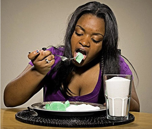 Nghiện m&oacute;n ăn khiến h&agrave;ng triệu người lạnh sống lưng, c&ocirc; g&aacute;i khiến giới y khoa cho&aacute;ng v&aacute;ng - Ảnh 1.