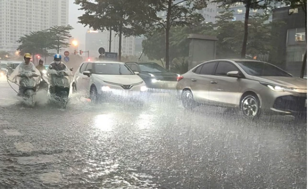 Kh&ocirc;ng kh&iacute; lạnh tr&agrave;n về s&aacute;t nghỉ lễ, miền Bắc hứng d&ocirc;ng lốc mưa đ&aacute;, nhiều nơi thiệt hại nặng nề - Ảnh 1.