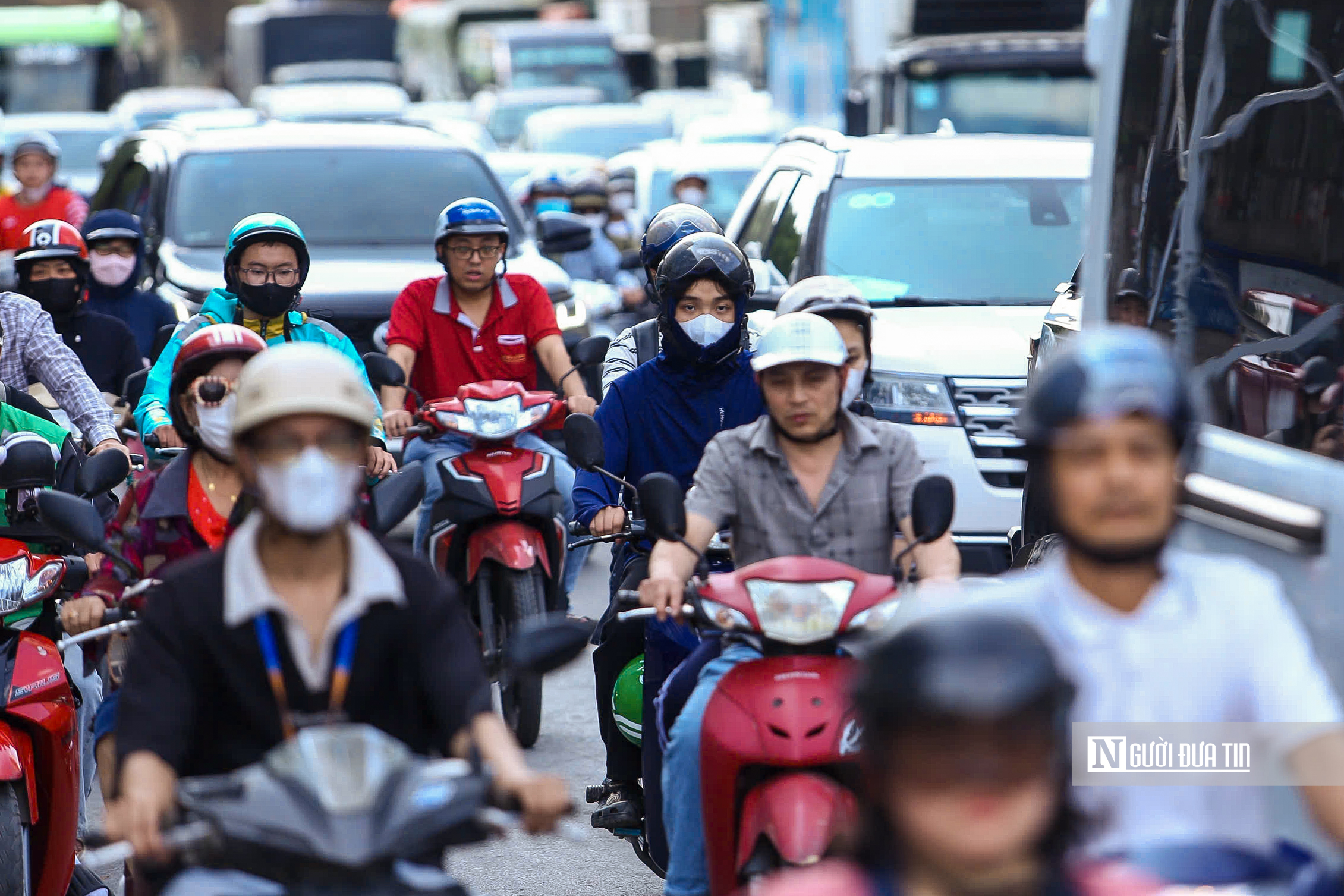 Người d&acirc;n &ugrave;n &ugrave;n rời H&agrave; Nội trước kỳ nghỉ lễ 30/4 - 1/5, cửa ng&otilde; Thủ đ&ocirc; kẹt cứng- Ảnh 5.