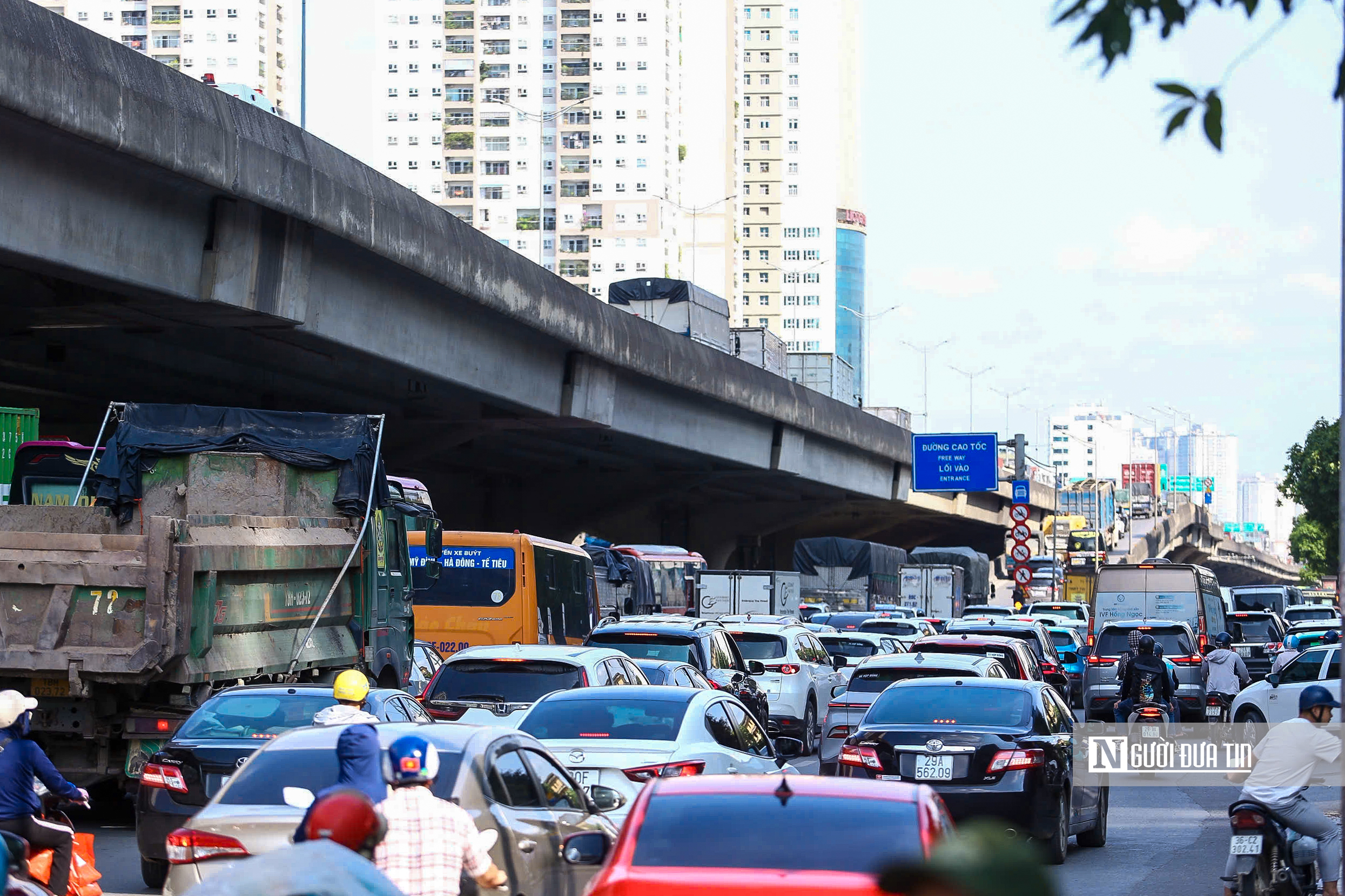 Người d&acirc;n &ugrave;n &ugrave;n rời H&agrave; Nội trước kỳ nghỉ lễ 30/4 - 1/5, cửa ng&otilde; Thủ đ&ocirc; kẹt cứng- Ảnh 3.