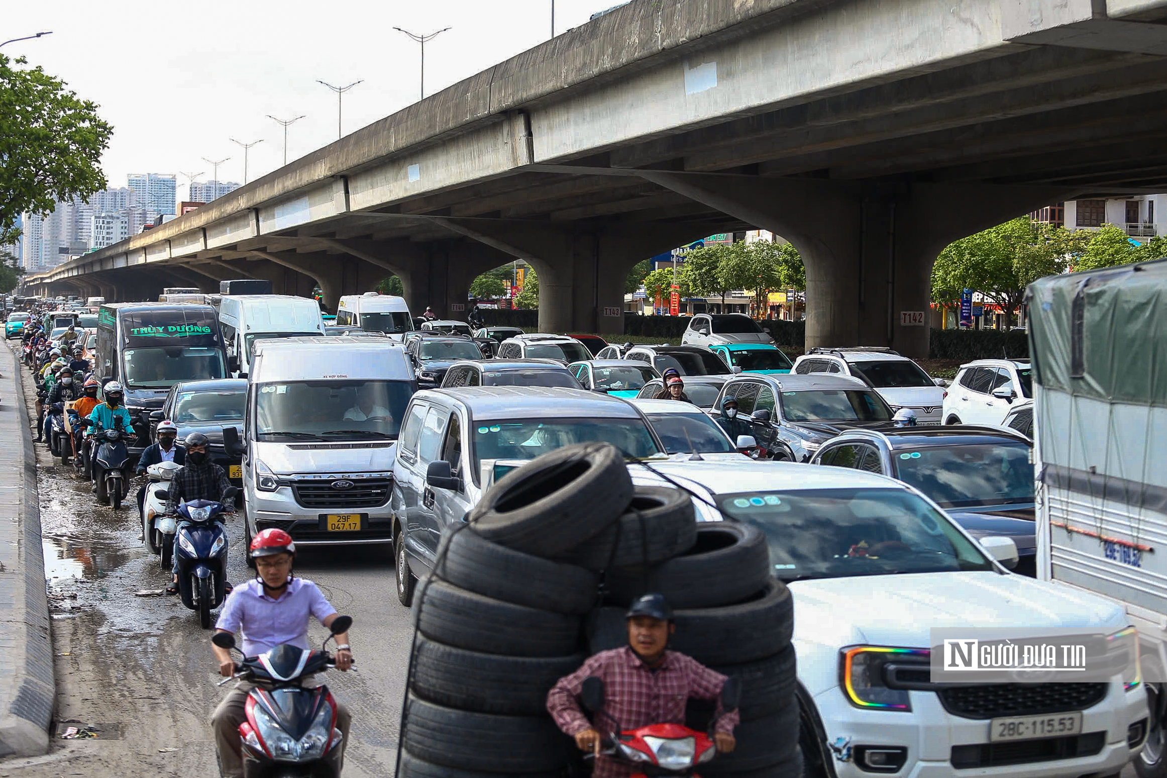 Người d&acirc;n &ugrave;n &ugrave;n rời H&agrave; Nội trước kỳ nghỉ lễ 30/4 - 1/5, cửa ng&otilde; Thủ đ&ocirc; kẹt cứng- Ảnh 12.