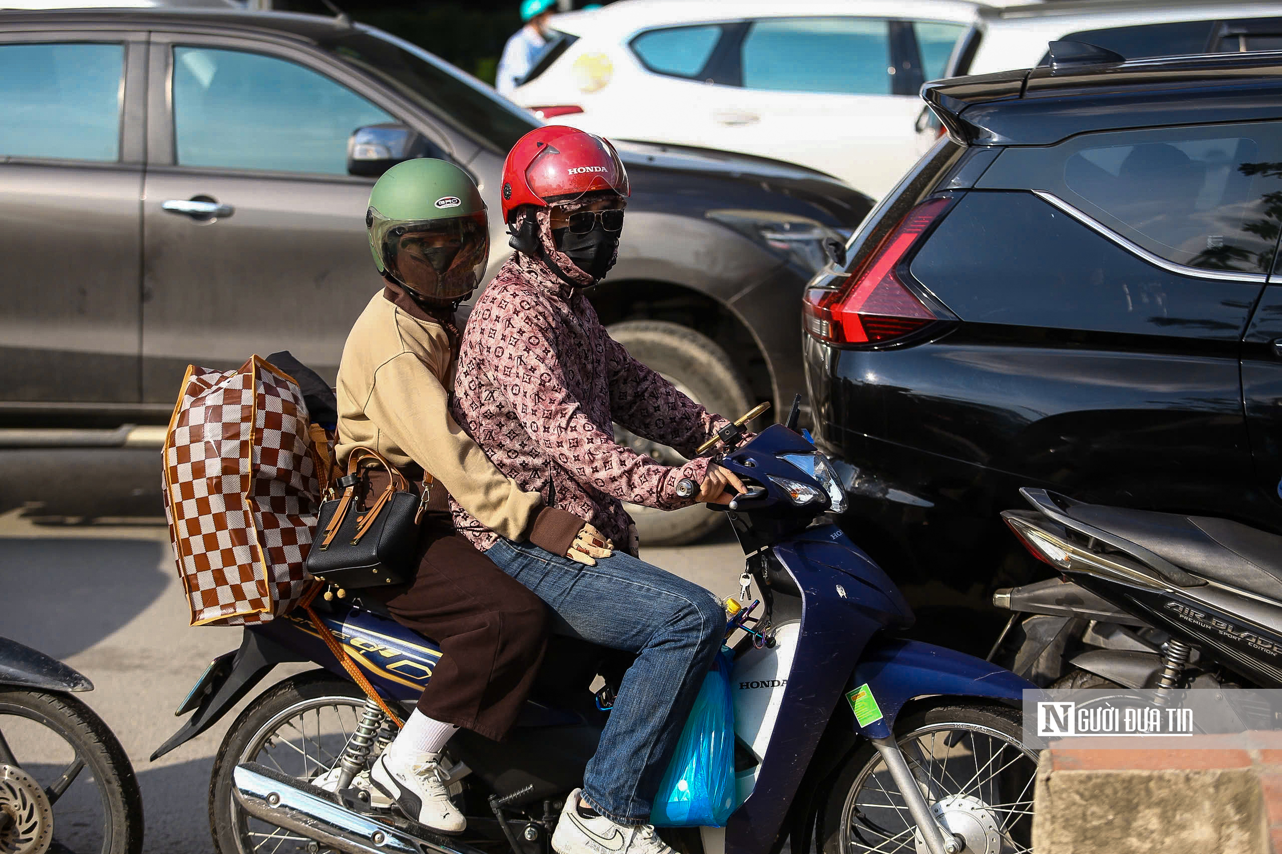 Người d&acirc;n &ugrave;n &ugrave;n rời H&agrave; Nội trước kỳ nghỉ lễ 30/4 - 1/5, cửa ng&otilde; Thủ đ&ocirc; kẹt cứng- Ảnh 8.