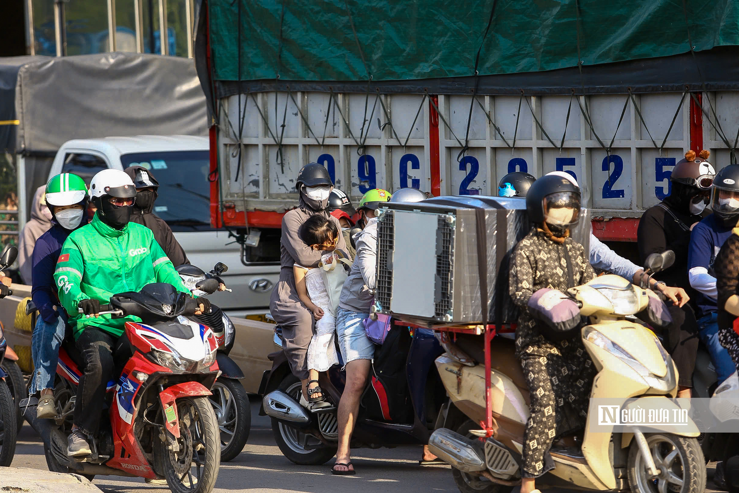 Người d&acirc;n &ugrave;n &ugrave;n rời H&agrave; Nội trước kỳ nghỉ lễ 30/4 - 1/5, cửa ng&otilde; Thủ đ&ocirc; kẹt cứng- Ảnh 7.