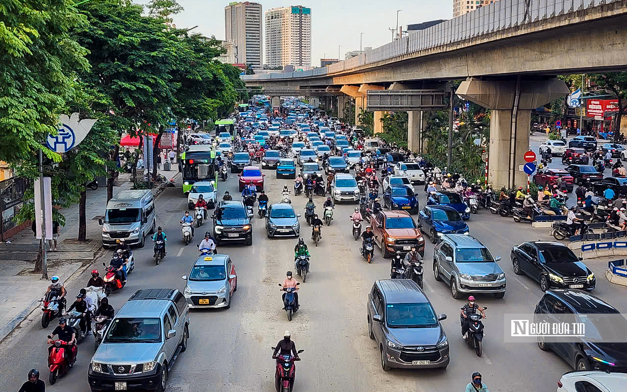 Người d&acirc;n &ugrave;n &ugrave;n rời H&agrave; Nội trước kỳ nghỉ lễ 30/4 - 1/5, cửa ng&otilde; Thủ đ&ocirc; kẹt cứng- Ảnh 2.