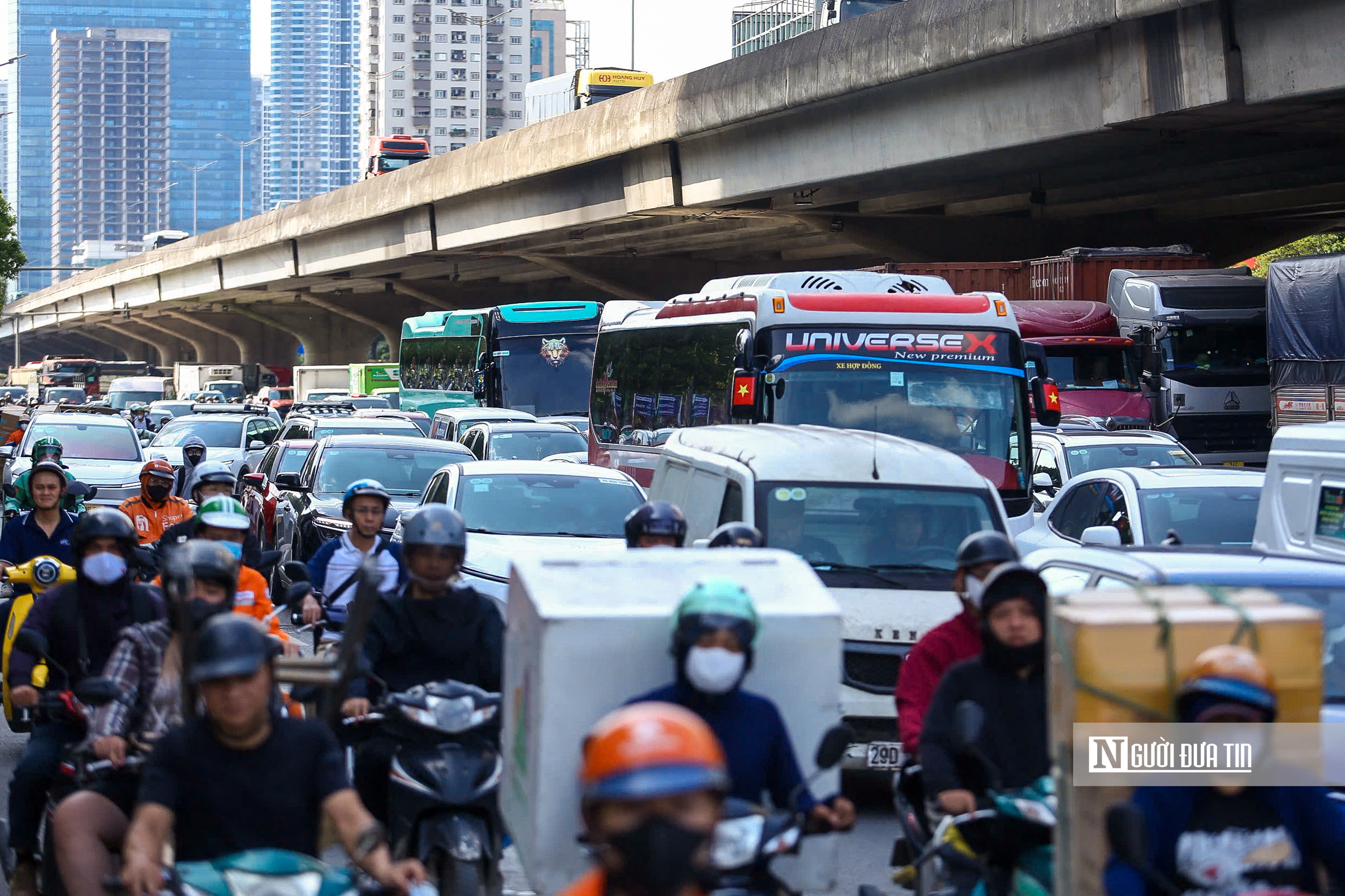 Người d&acirc;n &ugrave;n &ugrave;n rời H&agrave; Nội trước kỳ nghỉ lễ 30/4 - 1/5, cửa ng&otilde; Thủ đ&ocirc; kẹt cứng- Ảnh 4.
