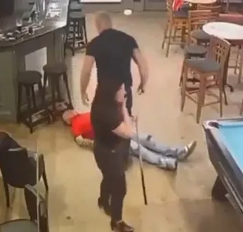 Đang đ&aacute;nh bi-a với chồng, người phụ nữ bị g&atilde; đ&agrave;n &ocirc;ng s&agrave;m sỡ - Ảnh 2.