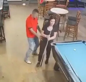 Đang đ&aacute;nh bi-a với chồng, người phụ nữ bị g&atilde; đ&agrave;n &ocirc;ng s&agrave;m sỡ - Ảnh 1.