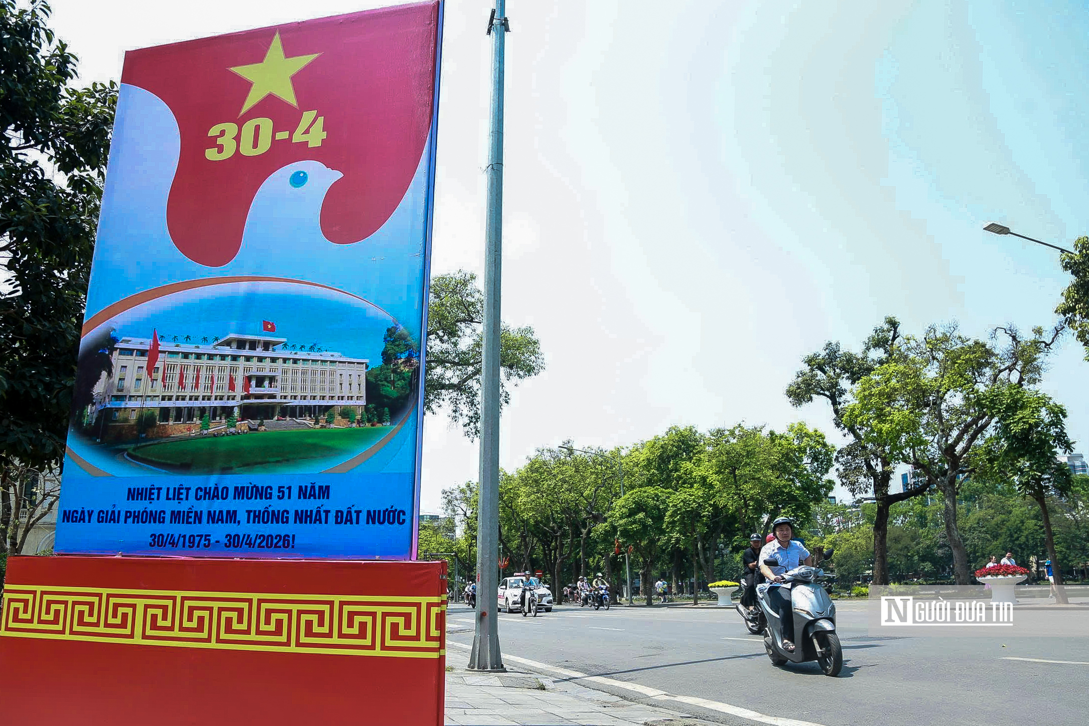 H&agrave; Nội rực đỏ ch&agrave;o mừng 51 năm Ng&agrave;y Giải ph&oacute;ng miền Nam- Ảnh 4.