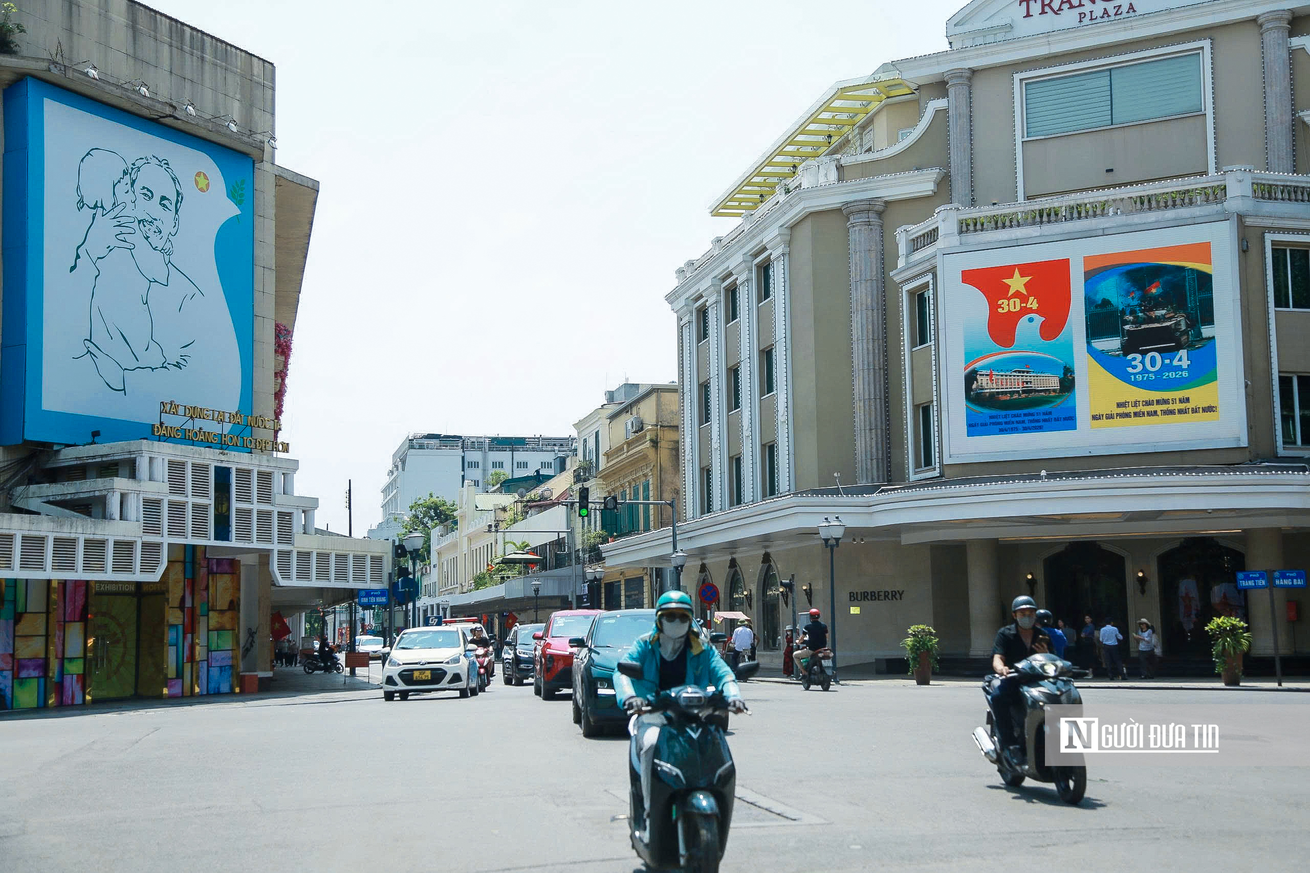 H&agrave; Nội rực đỏ ch&agrave;o mừng 51 năm Ng&agrave;y Giải ph&oacute;ng miền Nam- Ảnh 1.