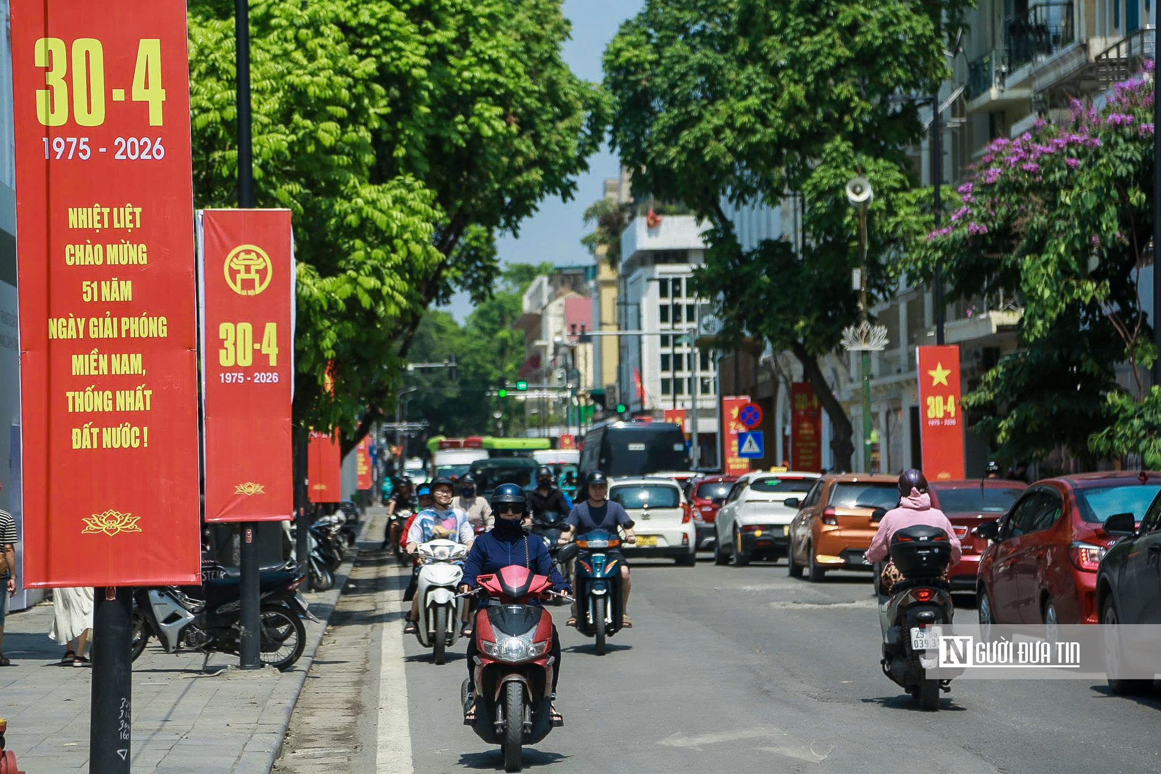 H&agrave; Nội rực đỏ ch&agrave;o mừng 51 năm Ng&agrave;y Giải ph&oacute;ng miền Nam- Ảnh 5.