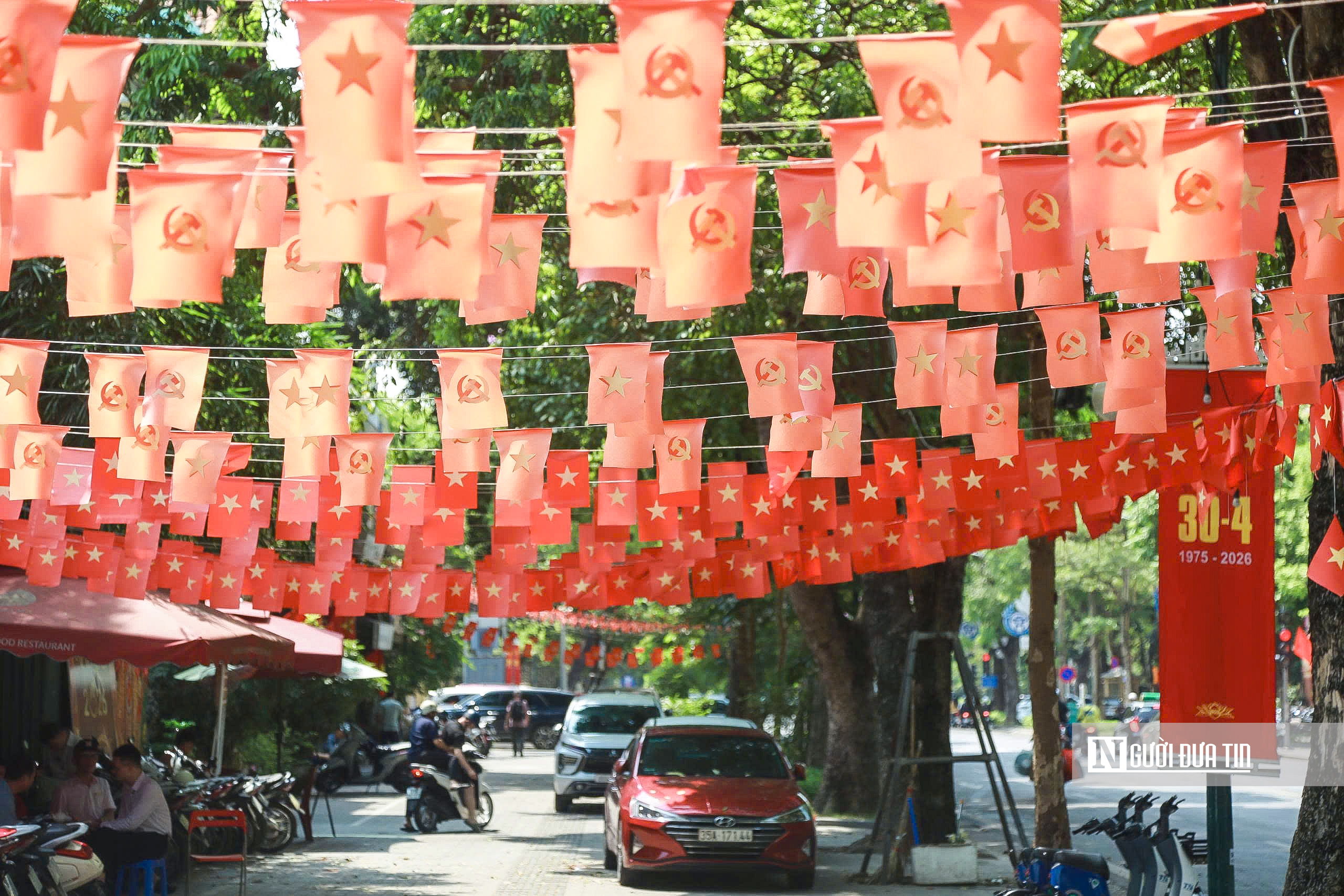 H&agrave; Nội rực đỏ ch&agrave;o mừng 51 năm Ng&agrave;y Giải ph&oacute;ng miền Nam- Ảnh 9.