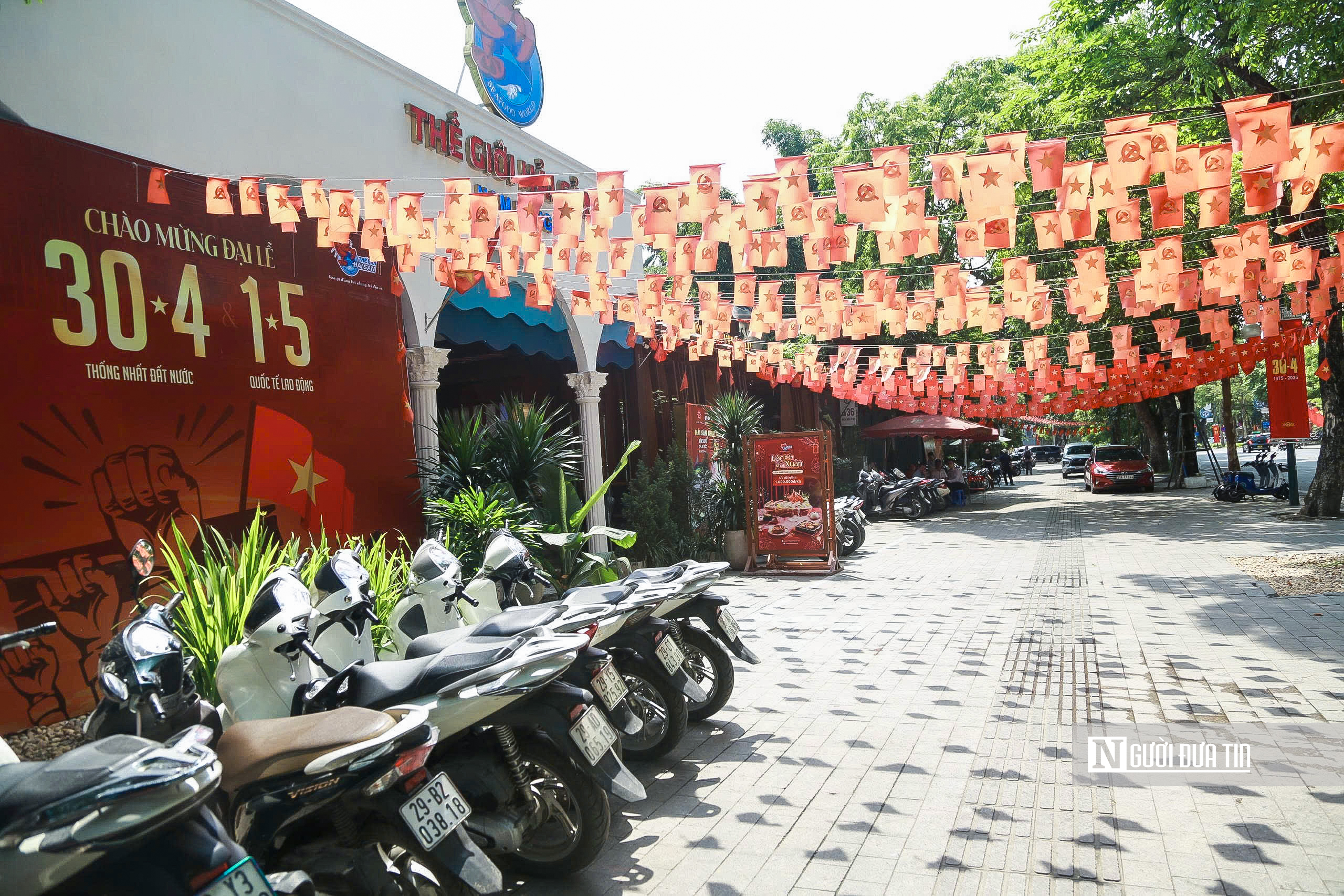 H&agrave; Nội rực đỏ ch&agrave;o mừng 51 năm Ng&agrave;y Giải ph&oacute;ng miền Nam- Ảnh 8.