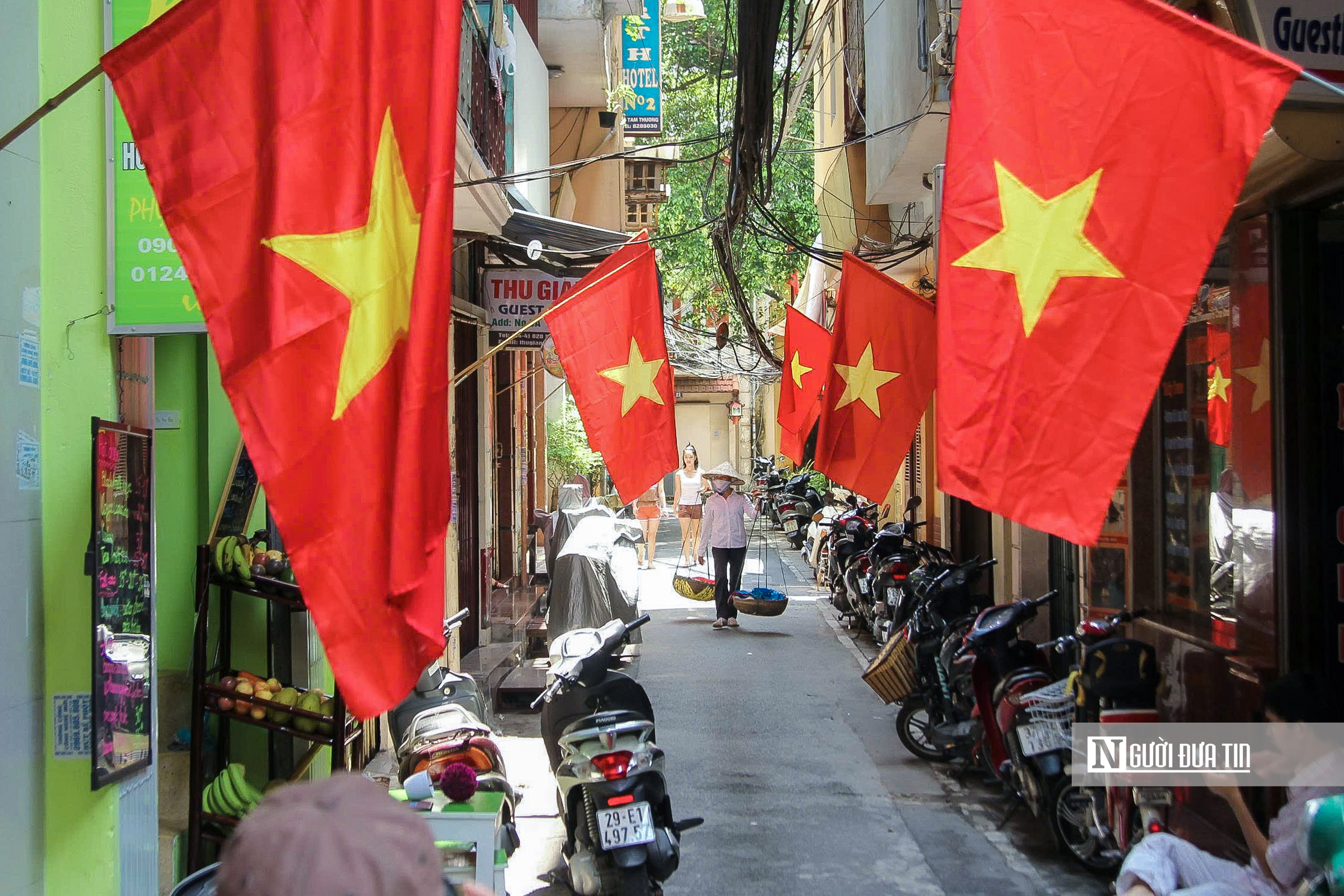 H&agrave; Nội rực đỏ ch&agrave;o mừng 51 năm Ng&agrave;y Giải ph&oacute;ng miền Nam- Ảnh 12.