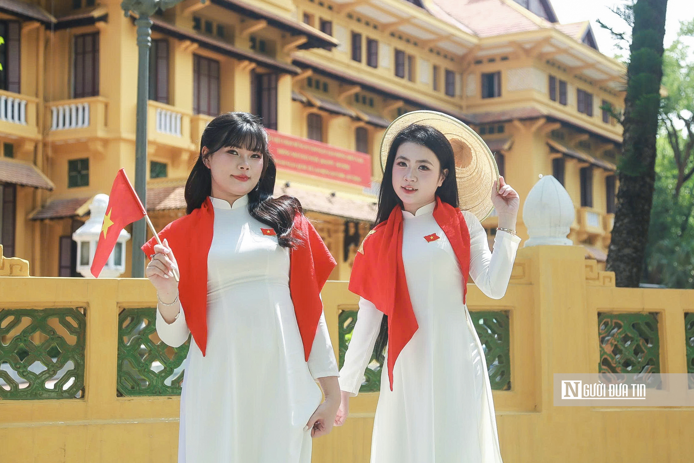 H&agrave; Nội rực đỏ ch&agrave;o mừng 51 năm Ng&agrave;y Giải ph&oacute;ng miền Nam- Ảnh 13.