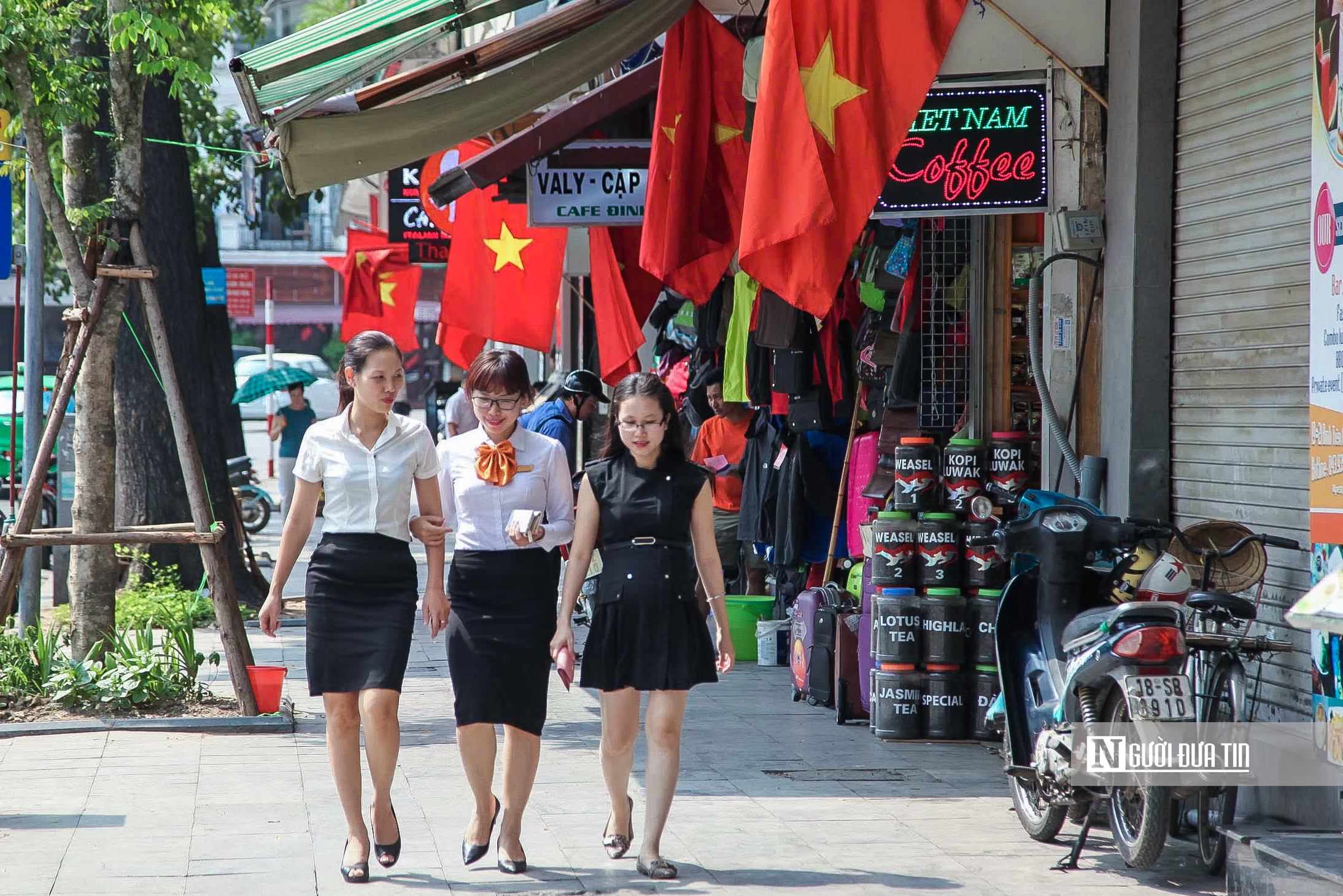 H&agrave; Nội rực đỏ ch&agrave;o mừng 51 năm Ng&agrave;y Giải ph&oacute;ng miền Nam- Ảnh 10.