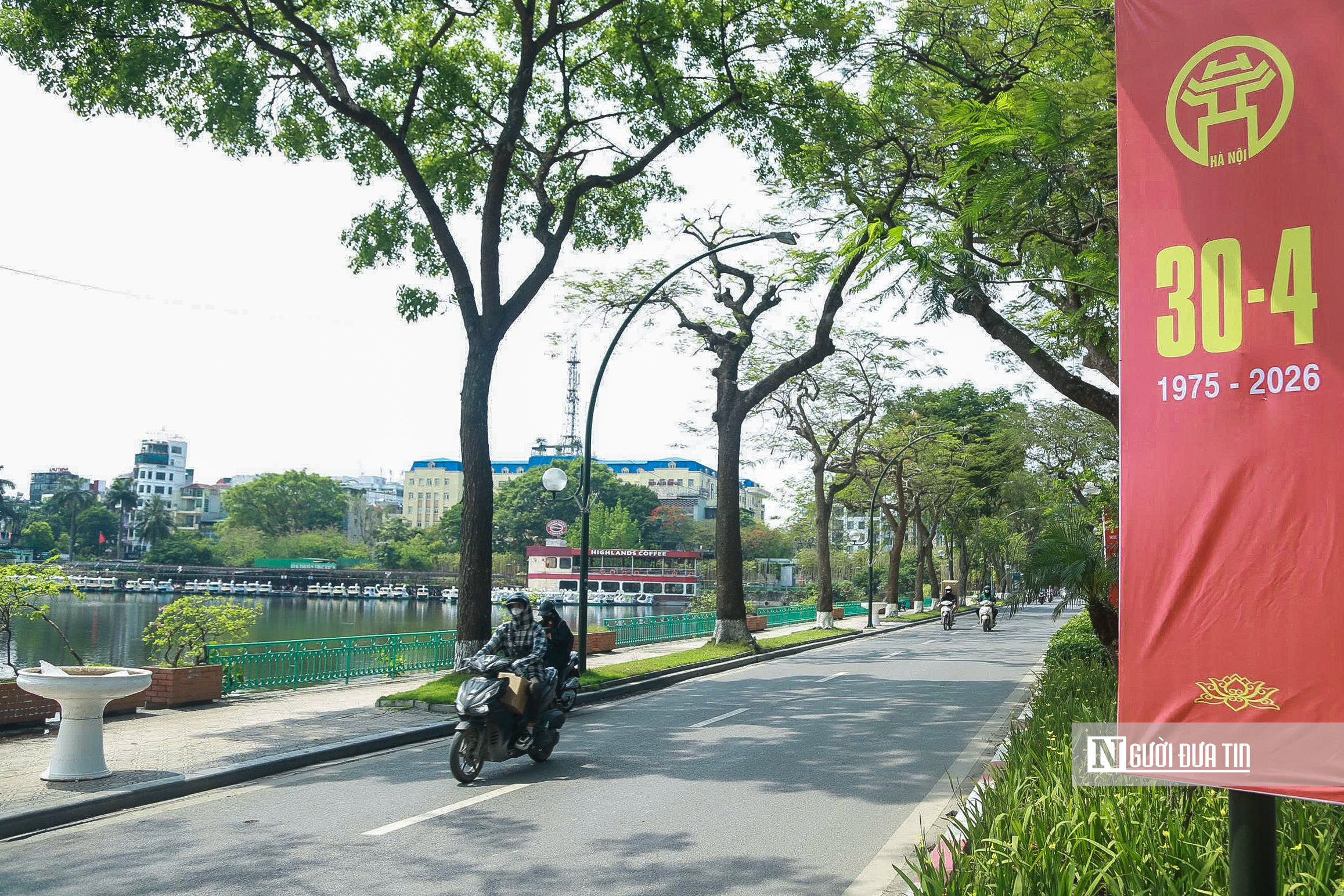 H&agrave; Nội rực đỏ ch&agrave;o mừng 51 năm Ng&agrave;y Giải ph&oacute;ng miền Nam- Ảnh 7.