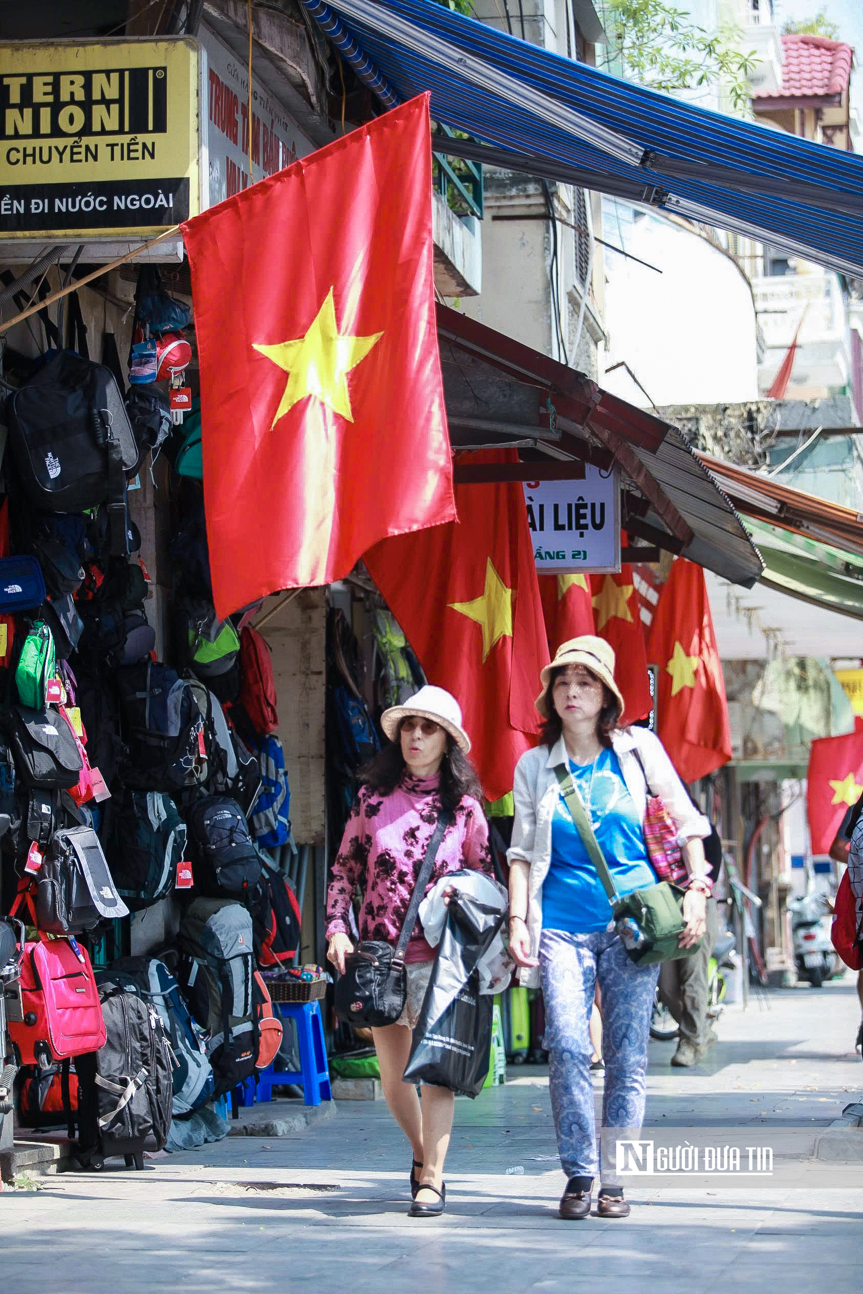 H&agrave; Nội rực đỏ ch&agrave;o mừng 51 năm Ng&agrave;y Giải ph&oacute;ng miền Nam- Ảnh 11.