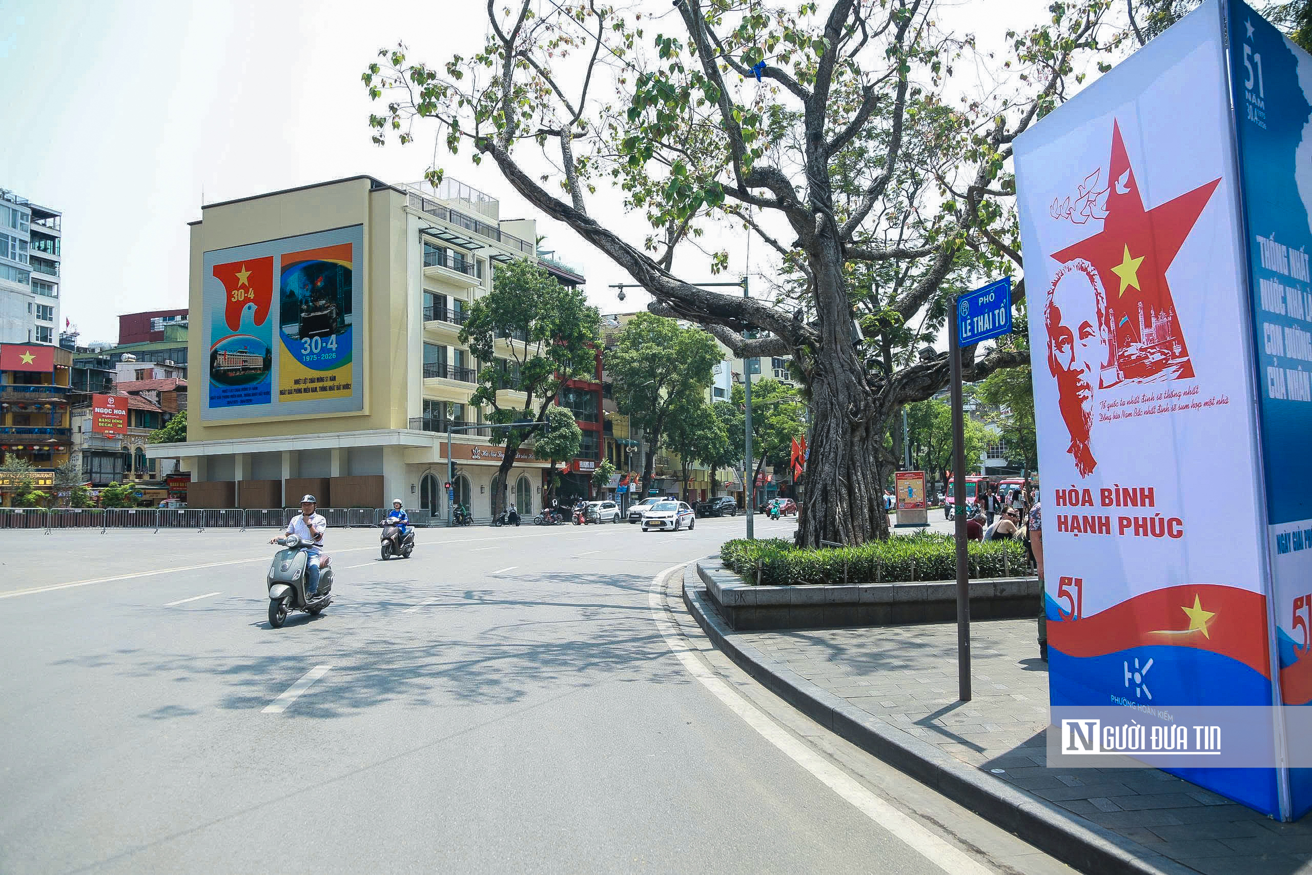 H&agrave; Nội rực đỏ ch&agrave;o mừng 51 năm Ng&agrave;y Giải ph&oacute;ng miền Nam- Ảnh 2.