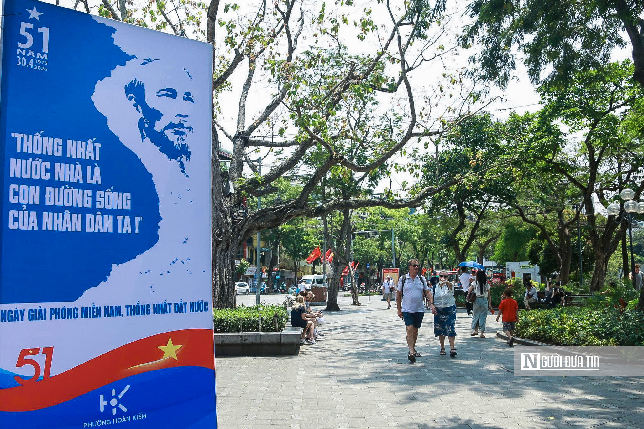 H&agrave; Nội rực đỏ ch&agrave;o mừng 51 năm Ng&agrave;y Giải ph&oacute;ng miền Nam- Ảnh 3.