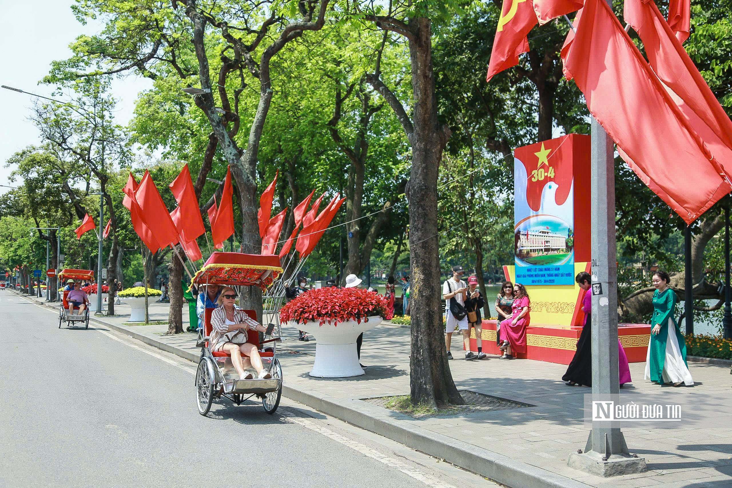 H&agrave; Nội rực đỏ ch&agrave;o mừng 51 năm Ng&agrave;y Giải ph&oacute;ng miền Nam- Ảnh 6.