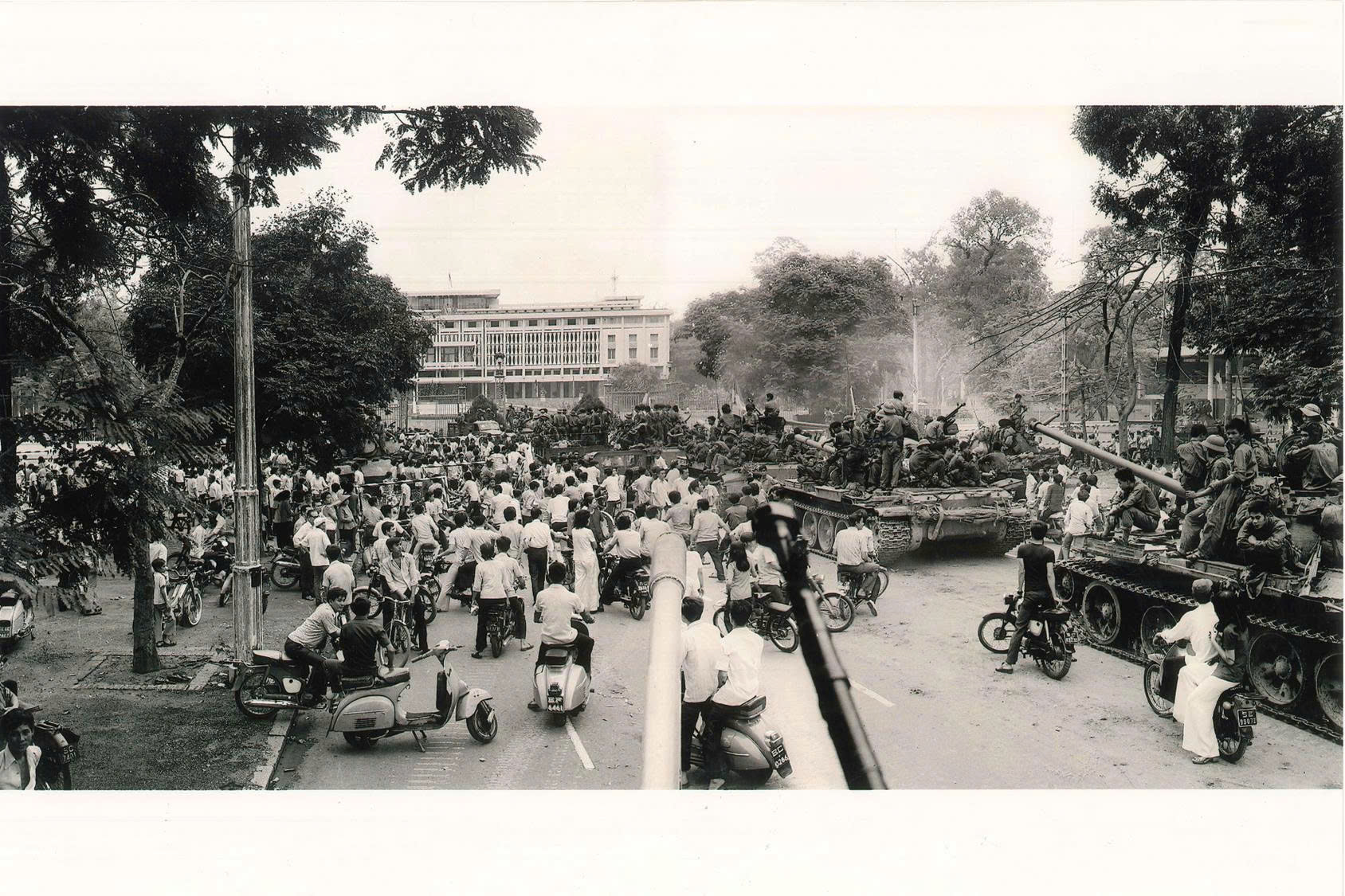 Gợi lại ký ức sau ngày thống nhất qua ảnh tư liệu quý- Ảnh 1.