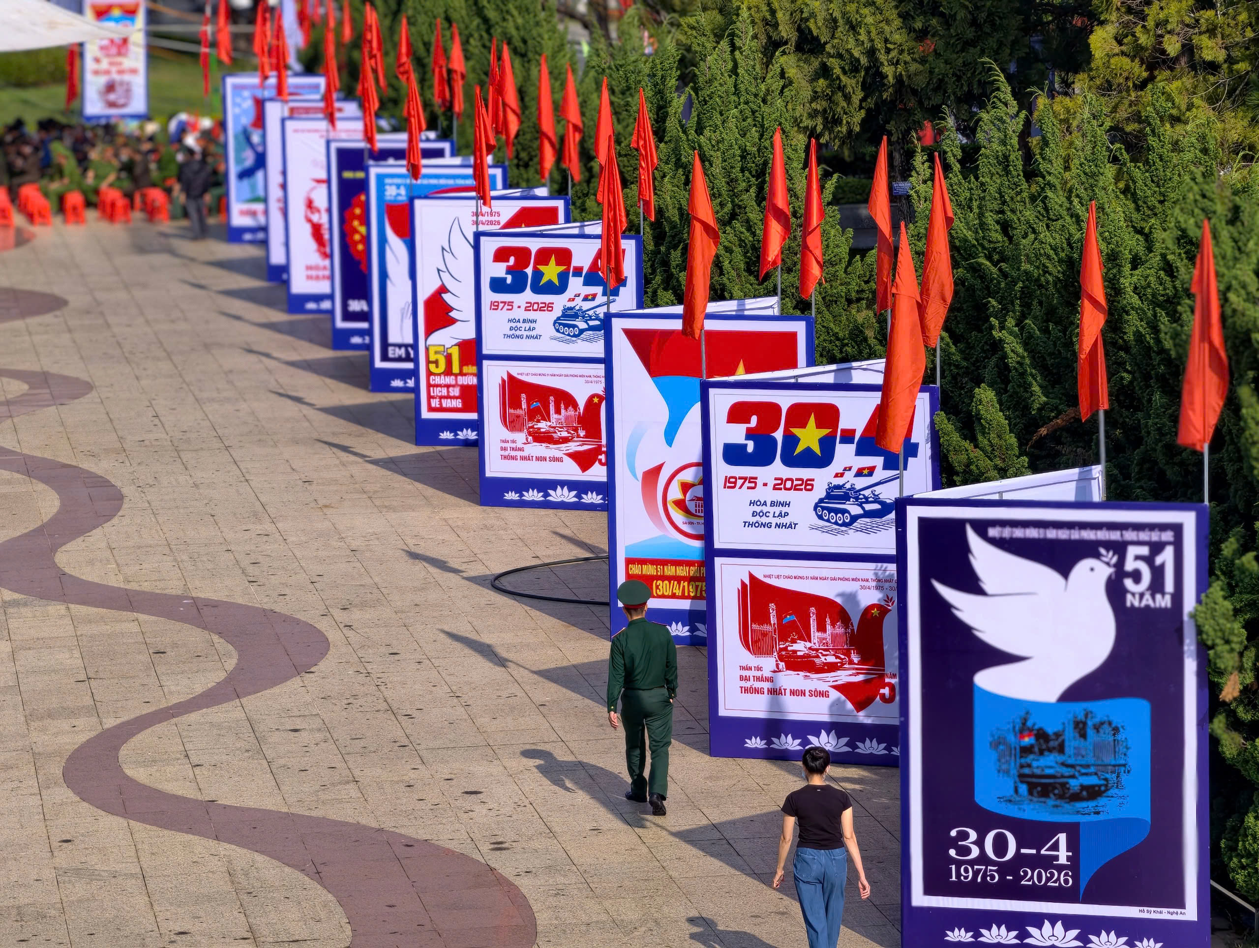 Lâm Đồng: Triển lãm tranh cổ động tấm lớn – lan tỏa ký ức lịch sử, khơi dậy niềm tự hào dân tộc - Ảnh 7.