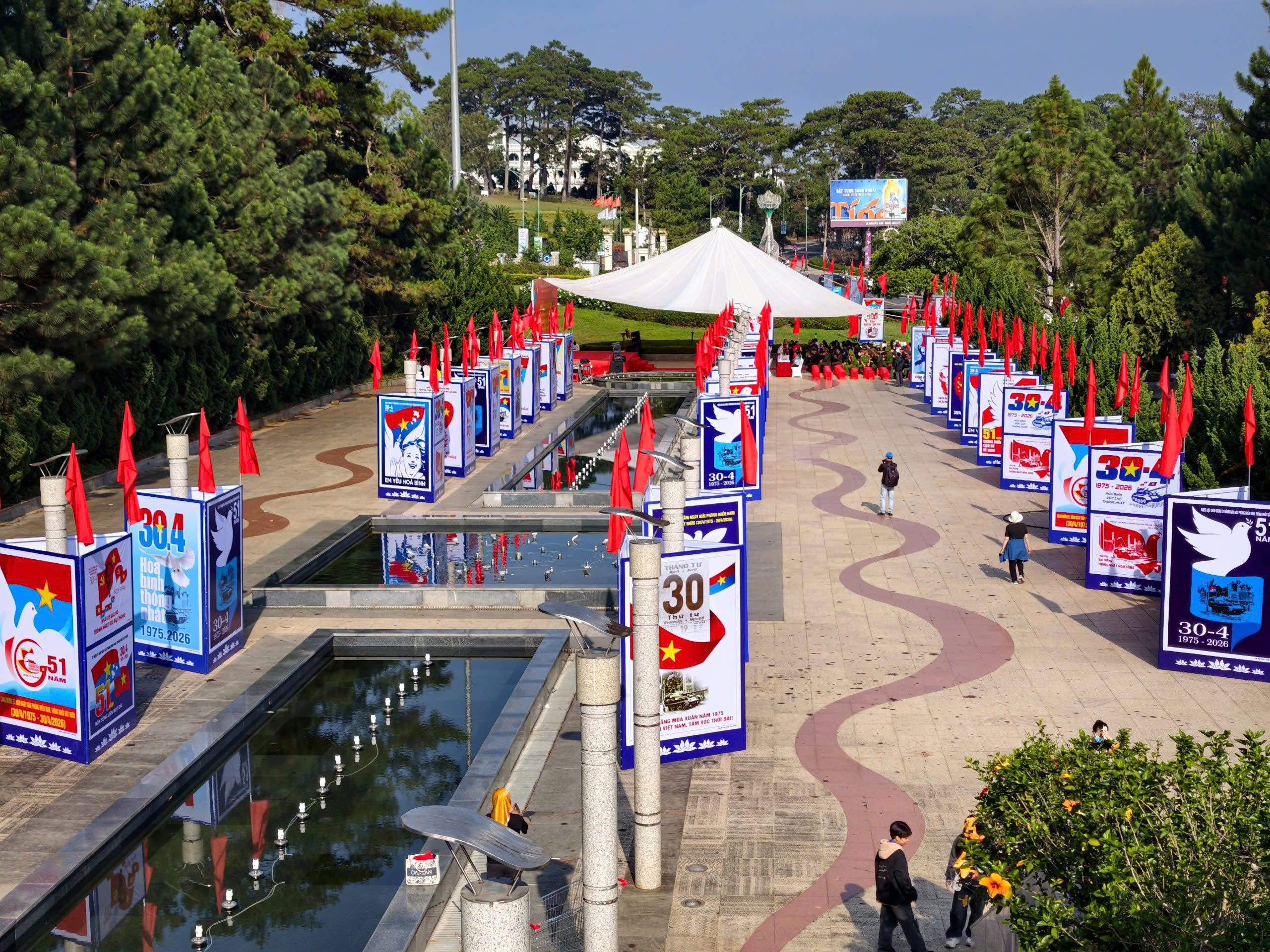 Lâm Đồng: Triển lãm tranh cổ động tấm lớn – lan tỏa ký ức lịch sử, khơi dậy niềm tự hào dân tộc - Ảnh 10.