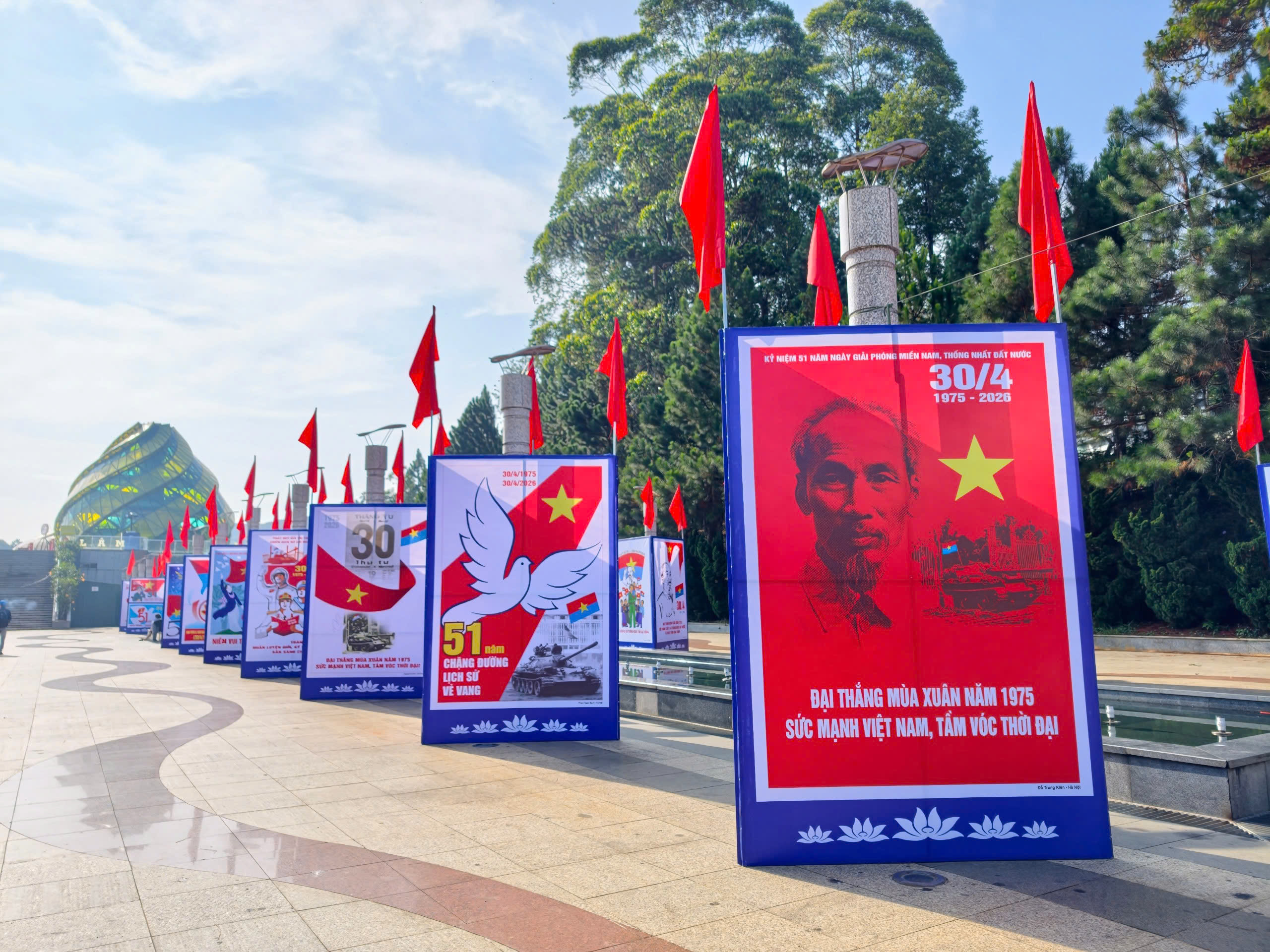 Lâm Đồng: Triển lãm tranh cổ động tấm lớn – lan tỏa ký ức lịch sử, khơi dậy niềm tự hào dân tộc - Ảnh 5.