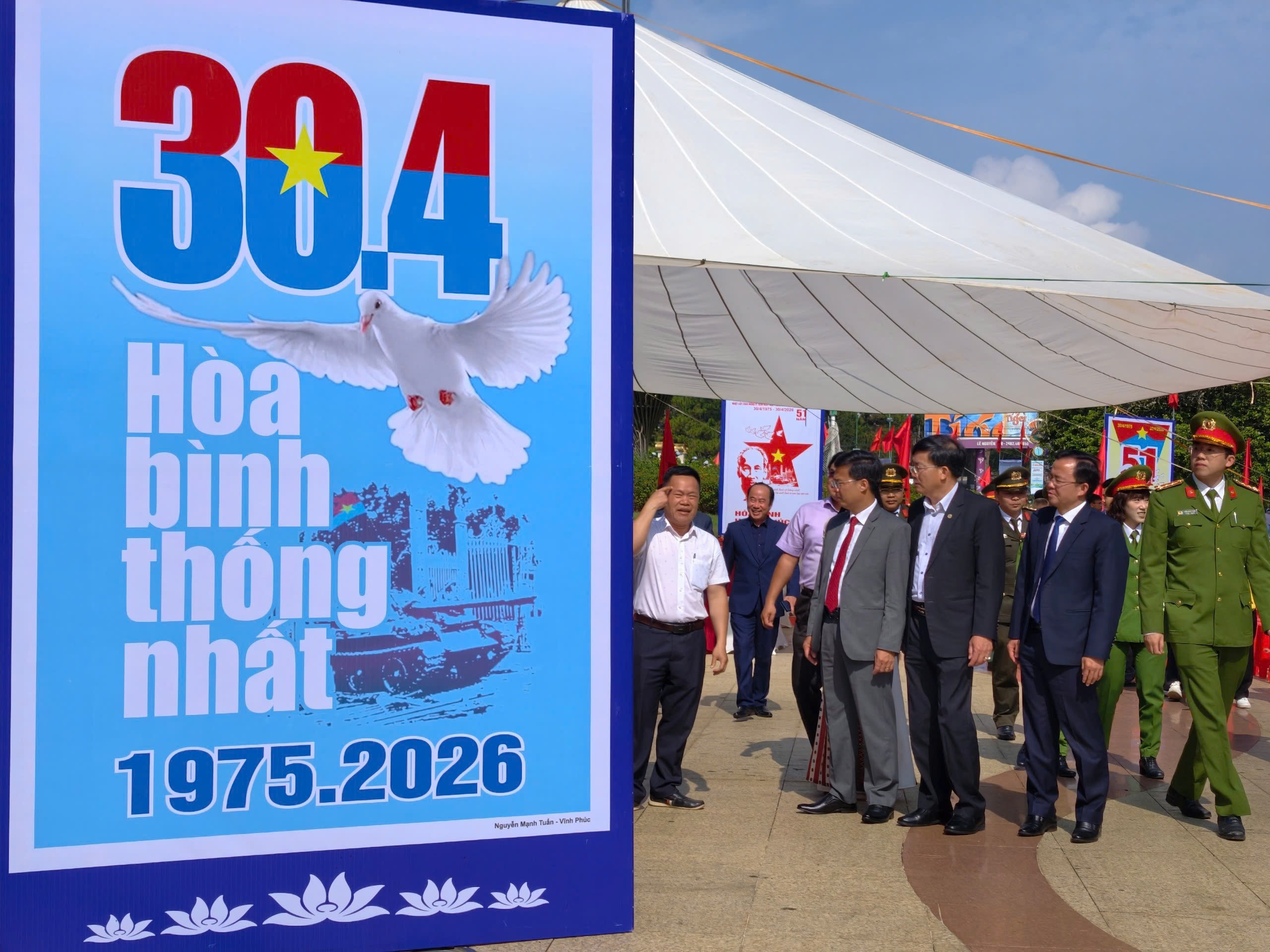 Lâm Đồng: Triển lãm tranh cổ động tấm lớn – lan tỏa ký ức lịch sử, khơi dậy niềm tự hào dân tộc - Ảnh 8.