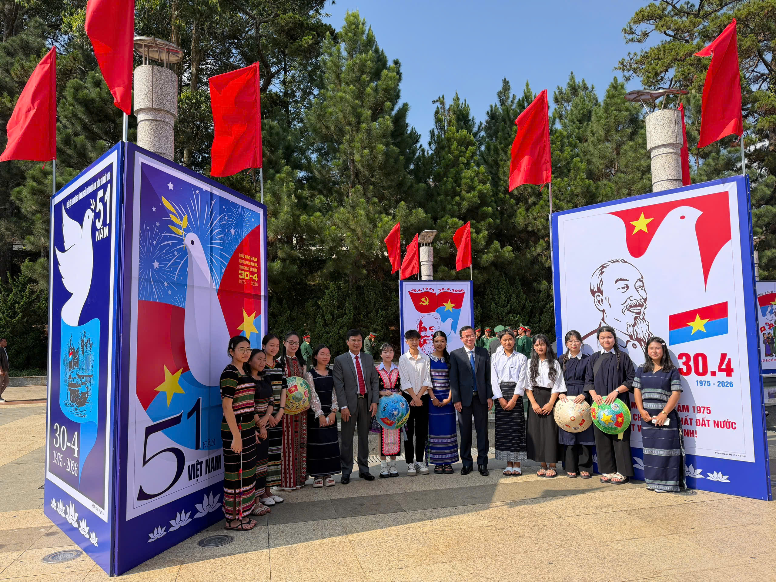 Lâm Đồng: Triển lãm tranh cổ động tấm lớn – lan tỏa ký ức lịch sử, khơi dậy niềm tự hào dân tộc - Ảnh 2.