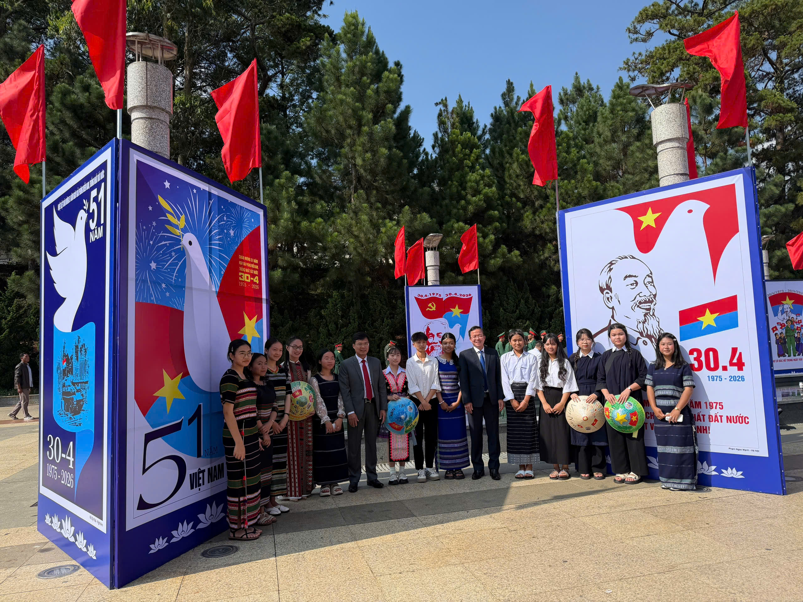 Lâm Đồng: Triển lãm tranh cổ động tấm lớn – lan tỏa ký ức lịch sử, khơi dậy niềm tự hào dân tộc - Ảnh 4.