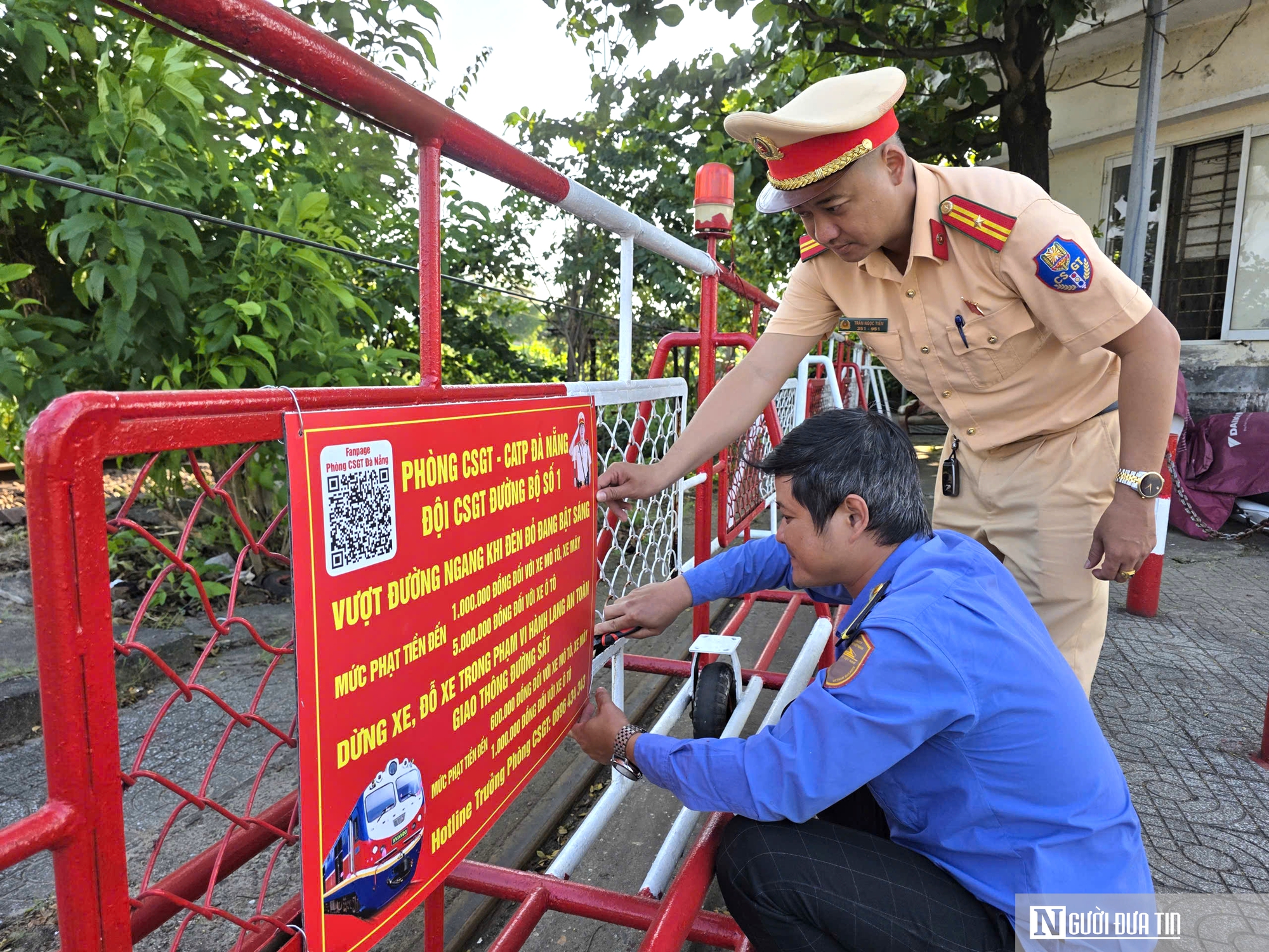 Vượt cần chắn khi t&agrave;u hỏa tới ở Đ&agrave; Nẵng: Đừng để nhanh một gi&acirc;y, g&aacute;nh hậu quả cả đời- Ảnh 1.