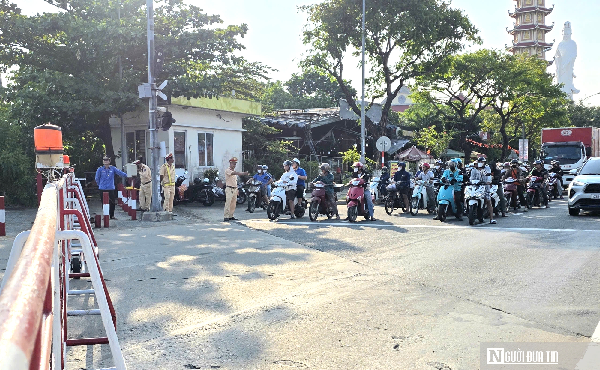 Vượt cần chắn khi t&agrave;u hỏa tới ở Đ&agrave; Nẵng: Đừng để nhanh một gi&acirc;y, g&aacute;nh hậu quả cả đời- Ảnh 7.