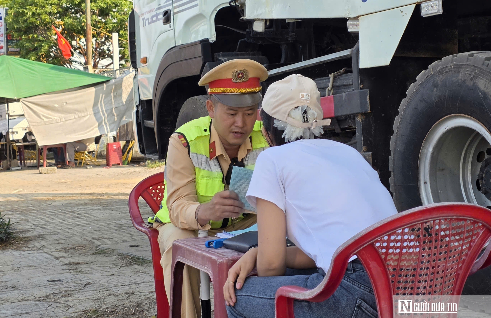Vượt cần chắn khi t&agrave;u hỏa tới ở Đ&agrave; Nẵng: Đừng để nhanh một gi&acirc;y, g&aacute;nh hậu quả cả đời- Ảnh 8.