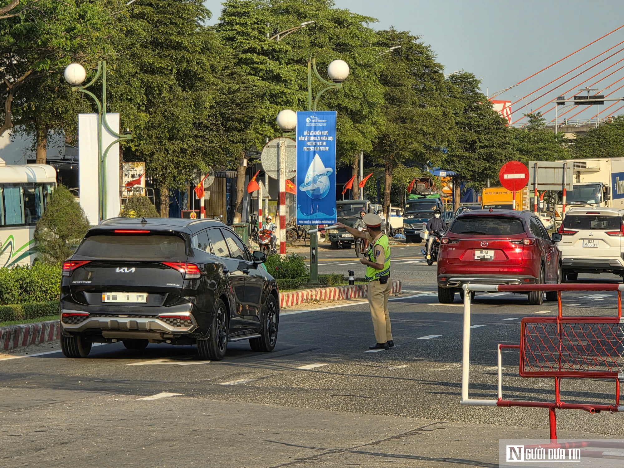 Vượt cần chắn khi tàu hỏa tới ở Đà Nẵng: Đừng để nhanh một giây, gánh hậu quả cả đời- Ảnh 4.