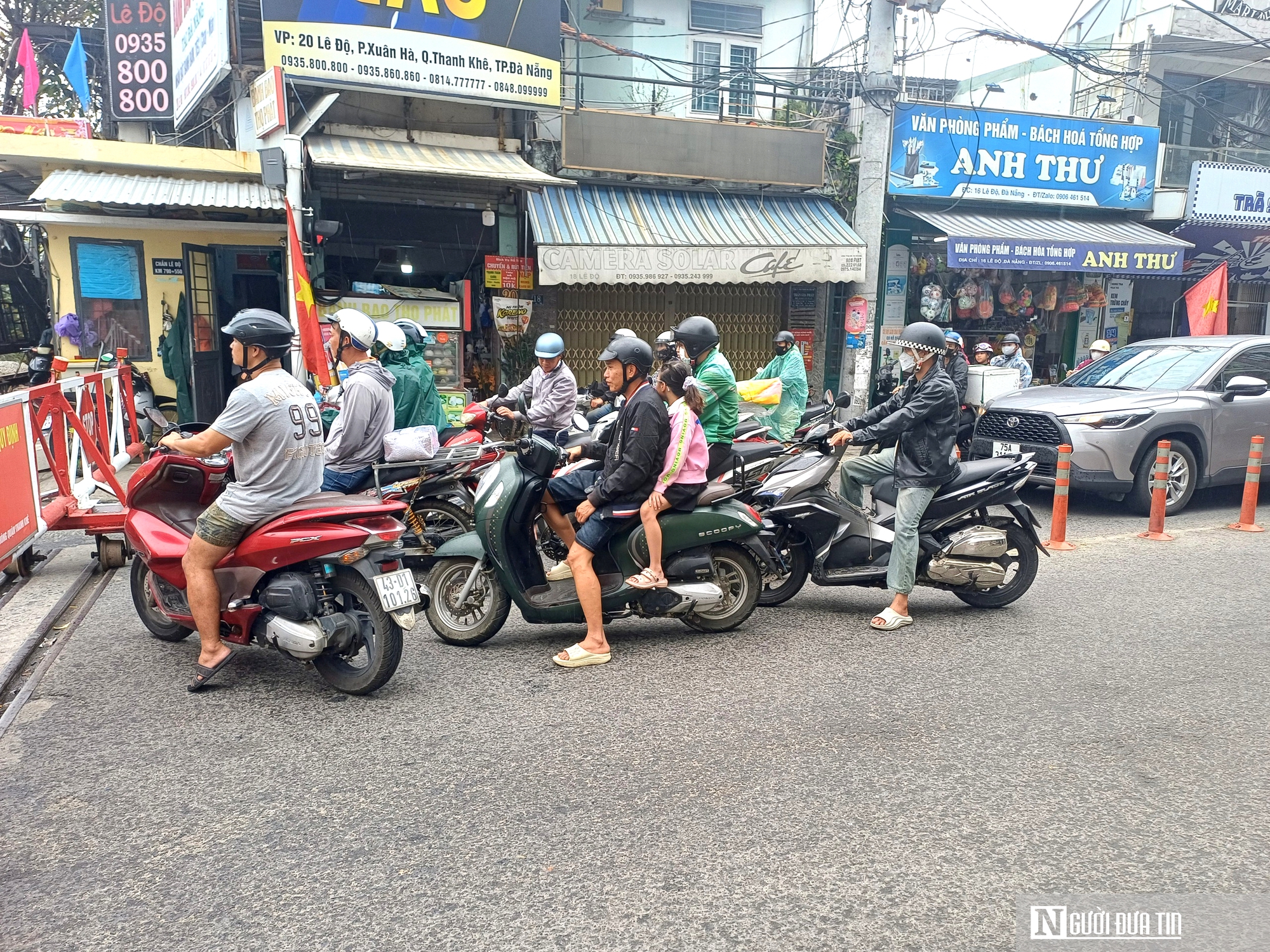 Vượt cần chắn khi tàu hỏa tới ở Đà Nẵng: Đừng để nhanh một giây, gánh hậu quả cả đời- Ảnh 5.