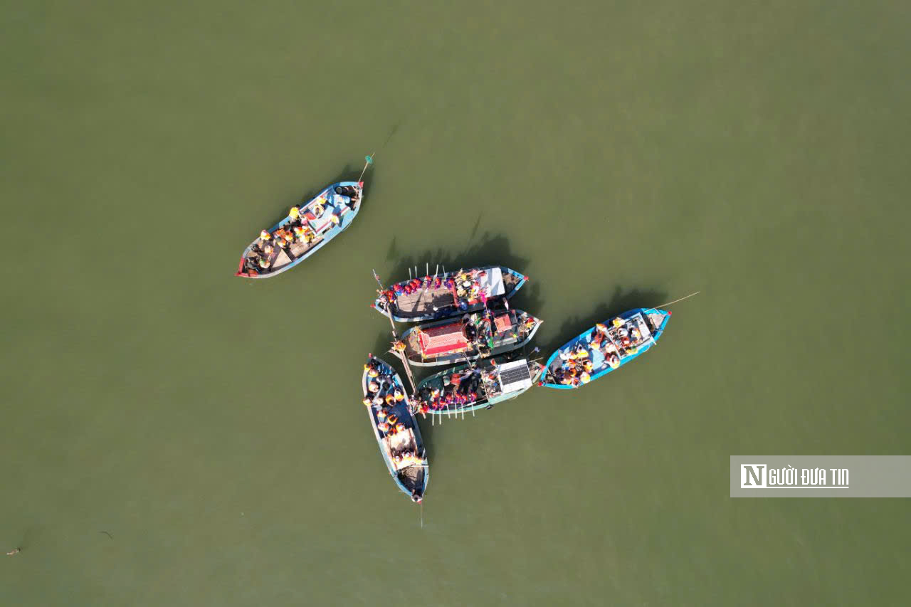 Lướt sóng trải nghiệm lễ hội cầu ngư hơn 200 năm tuổi của ngư dân trên đầm Thị Nại- Ảnh 7.