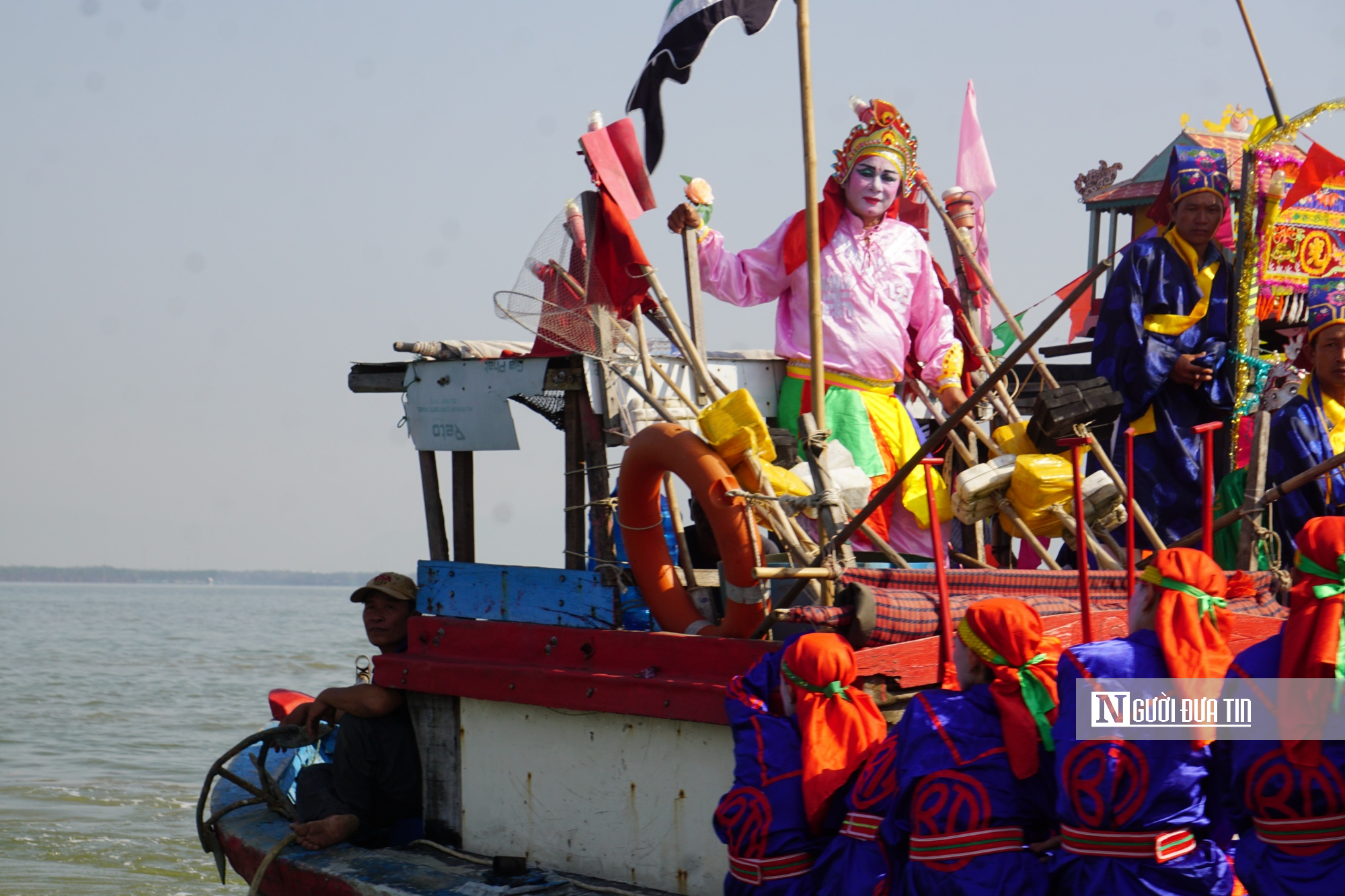 Lướt sóng trải nghiệm lễ hội cầu ngư hơn 200 năm tuổi của ngư dân trên đầm Thị Nại- Ảnh 10.