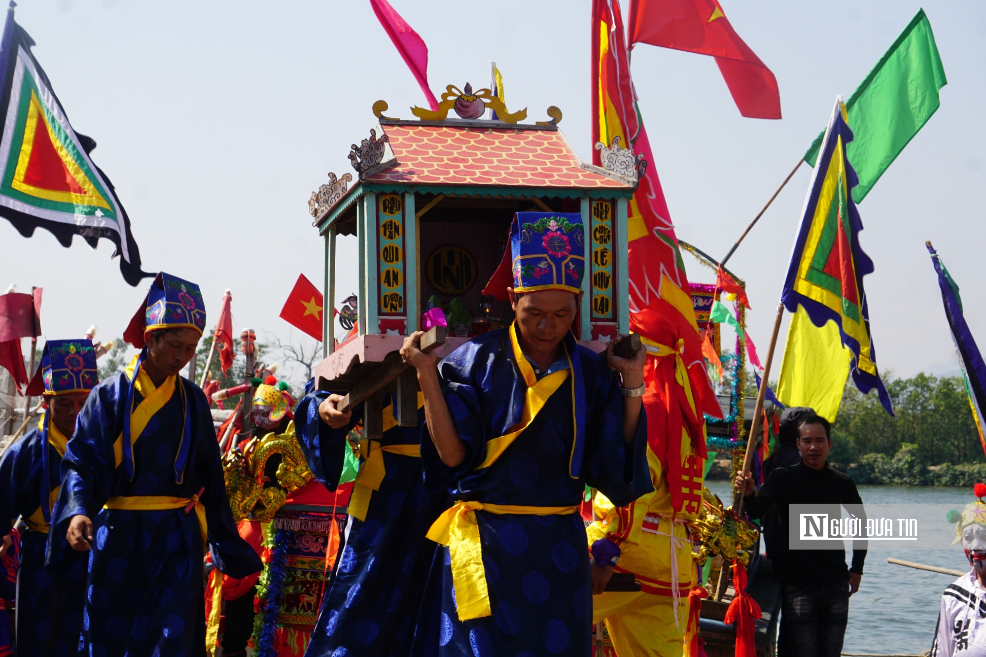 Lướt sóng trải nghiệm lễ hội cầu ngư hơn 200 năm tuổi của ngư dân trên đầm Thị Nại- Ảnh 12.
