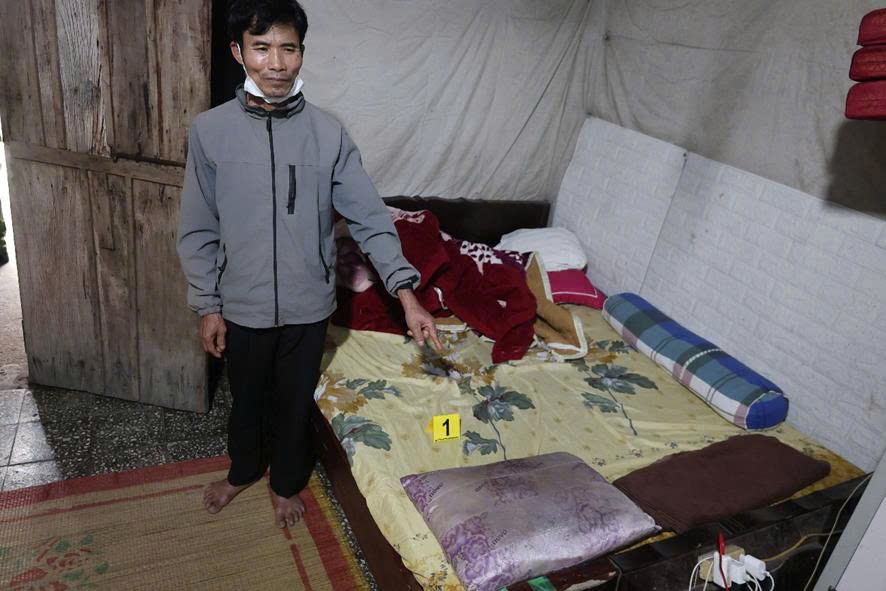 Bắt đối tượng cho kẹo bé gái rồi giở trò đồi bại- Ảnh 1.