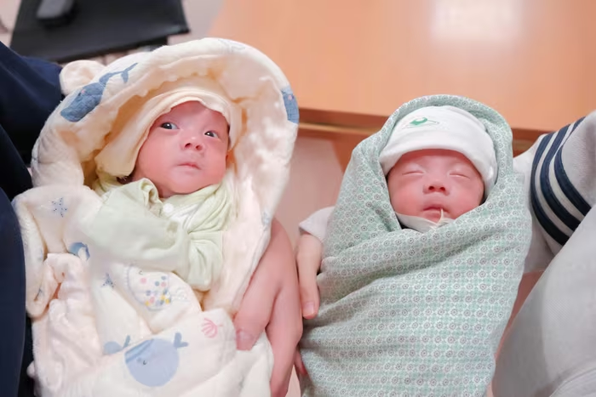 Hành trình kỳ diệu giành lại sự sống cho cặp song sinh sinh non 900 gram - Ảnh 1.