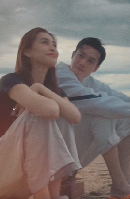 Tiểu Vy - Quốc Trường lộ clip th&acirc;n mật, d&ograve;ng trạng th&aacute;i &ldquo;thả th&iacute;nh&rdquo; khiến netizen dậy s&oacute;ng - Ảnh 2.