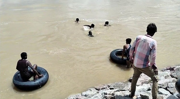 Đi tắm ao, 3 đứa trẻ tử vong thương tâm - Ảnh 1.